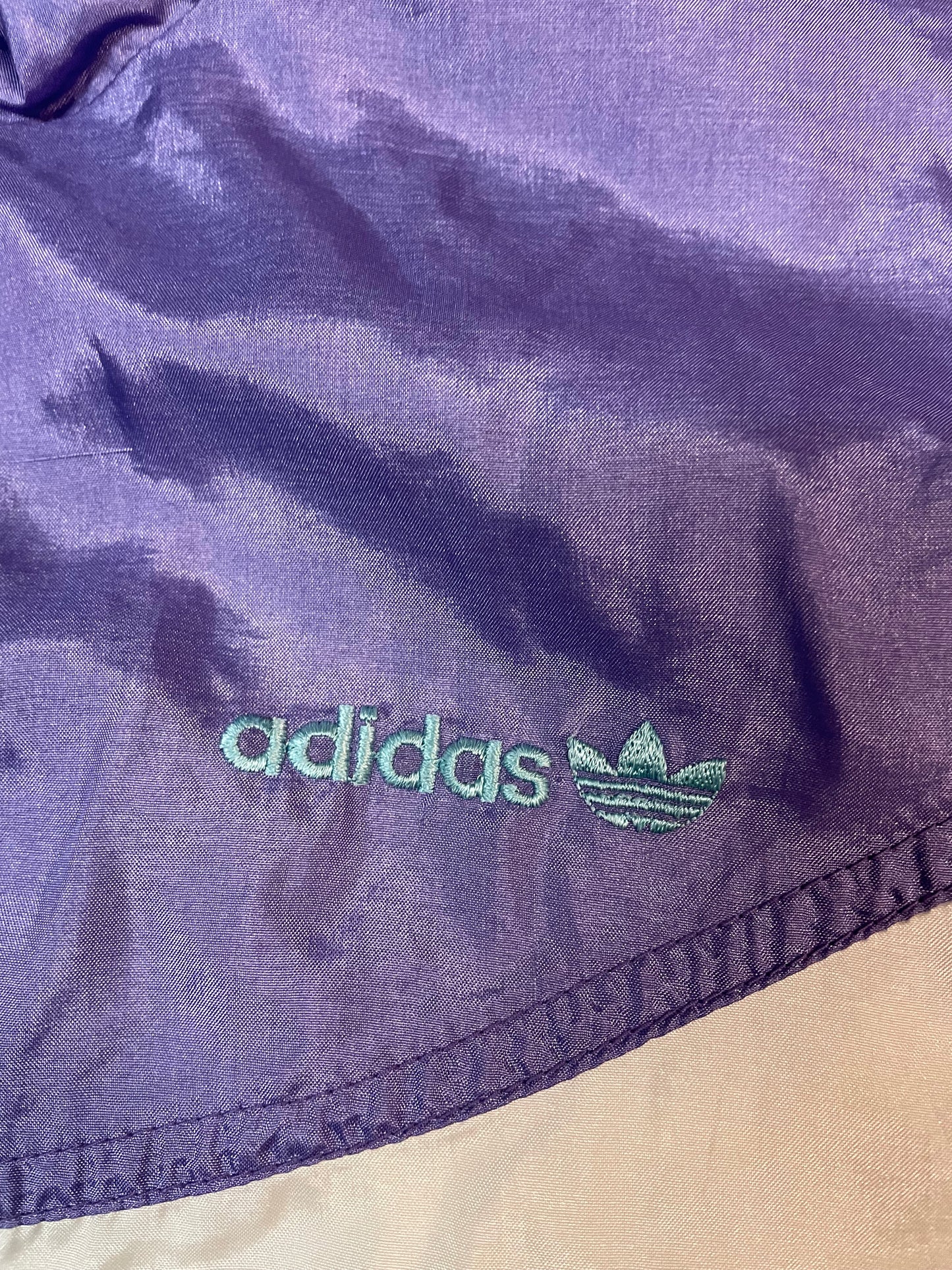 Entdecke unsere Vintage Track Pants von Nike und anderen Marken, erhältlich bei Valuxery.de - Dein Shop für trendige Vintage - Kleidung. Unsere Track Pants sind aus hochwertigen Materialien und