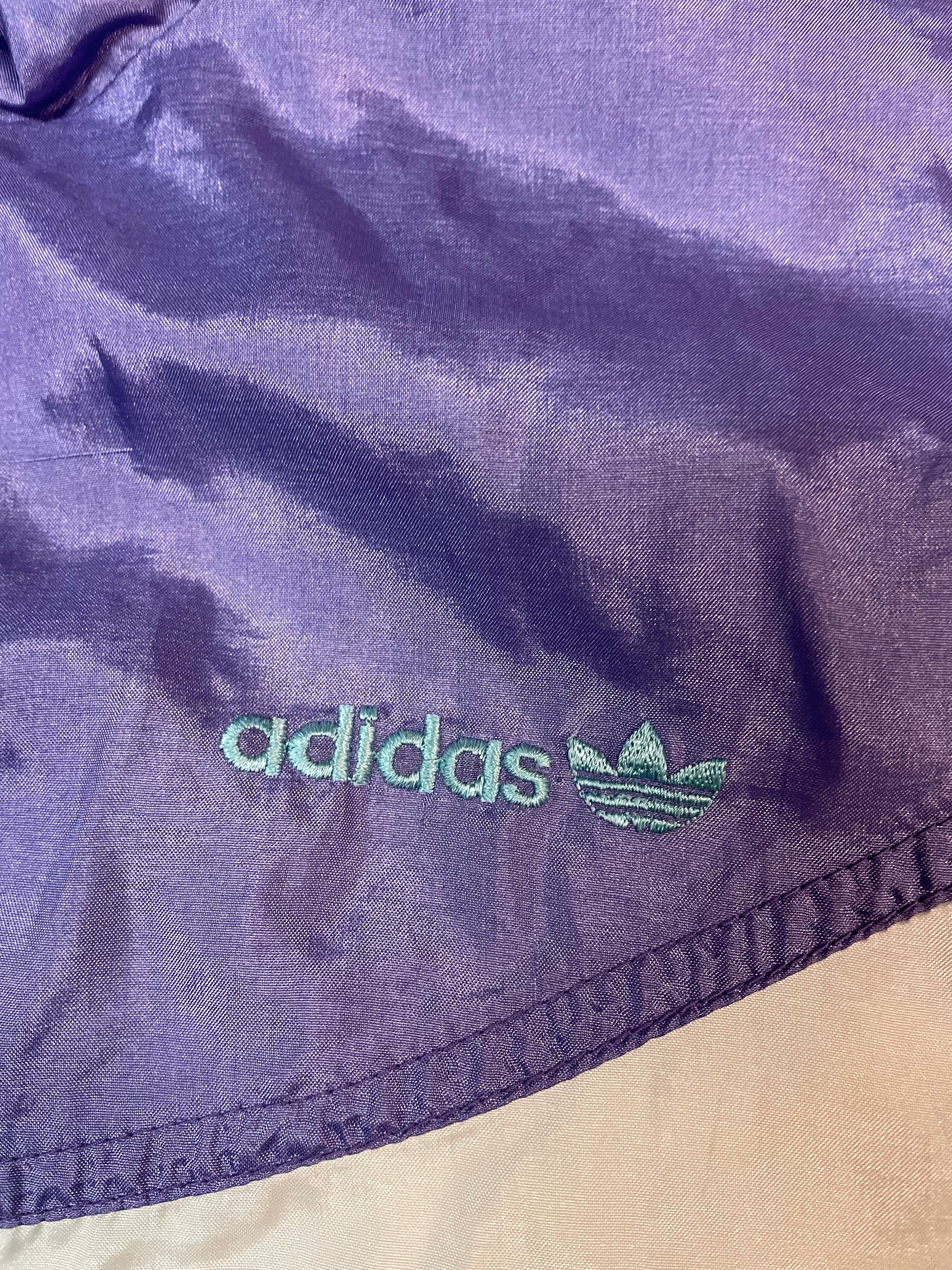 Entdecke unsere Vintage Track Pants von Nike und anderen Marken, erhältlich bei Valuxery.de - Dein Shop für trendige Vintage - Kleidung. Unsere Track Pants sind aus hochwertigen Materialien und