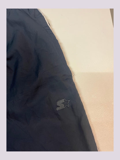 Entdecke unsere Vintage Track Pants von Nike und anderen Marken, erhältlich bei Valuxery.de - Dein Shop für trendige Vintage - Kleidung. Unsere Track Pants sind aus hochwertigen Materialien und