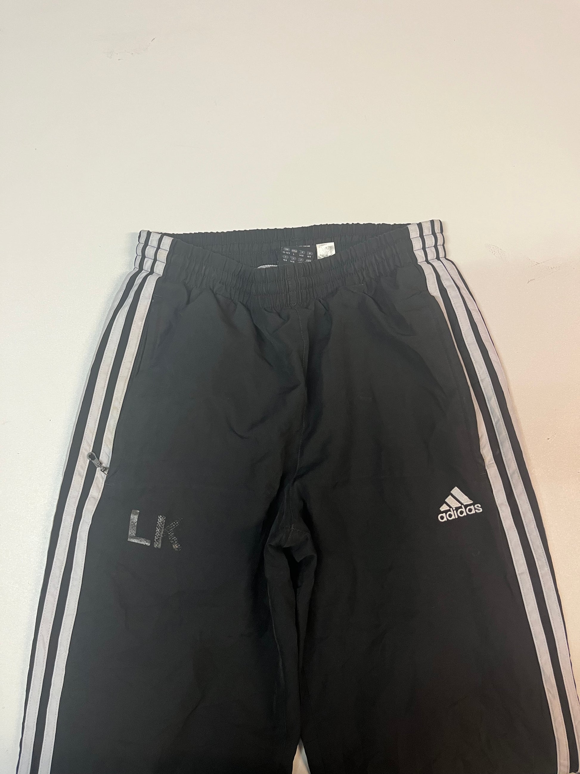 Entdecke unsere Vintage Track Pants von Nike und anderen Marken, erhältlich bei Valuxery.de - Dein Shop für trendige Vintage - Kleidung. Unsere Track Pants sind aus hochwertigen Materialien und