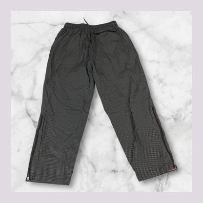 Entdecke unsere Vintage Track Pants von Nike und anderen Marken, erhältlich bei Valuxery.de - Dein Shop für trendige Vintage - Kleidung. Unsere Track Pants sind aus hochwertigen Materialien und