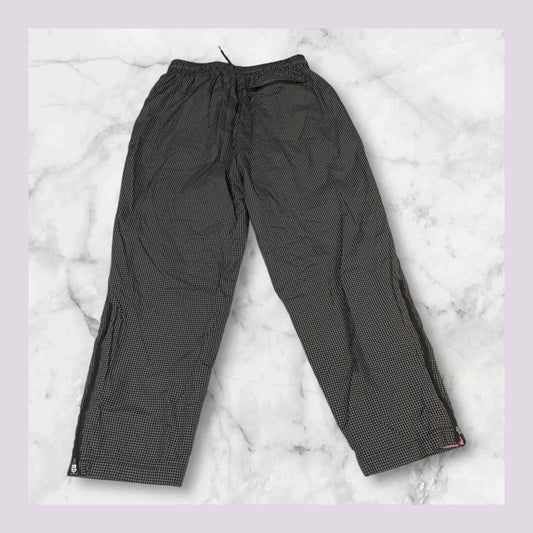 Entdecke unsere Vintage Track Pants von Nike und anderen Marken, erhältlich bei Valuxery.de - Dein Shop für trendige Vintage - Kleidung. Unsere Track Pants sind aus hochwertigen Materialien und