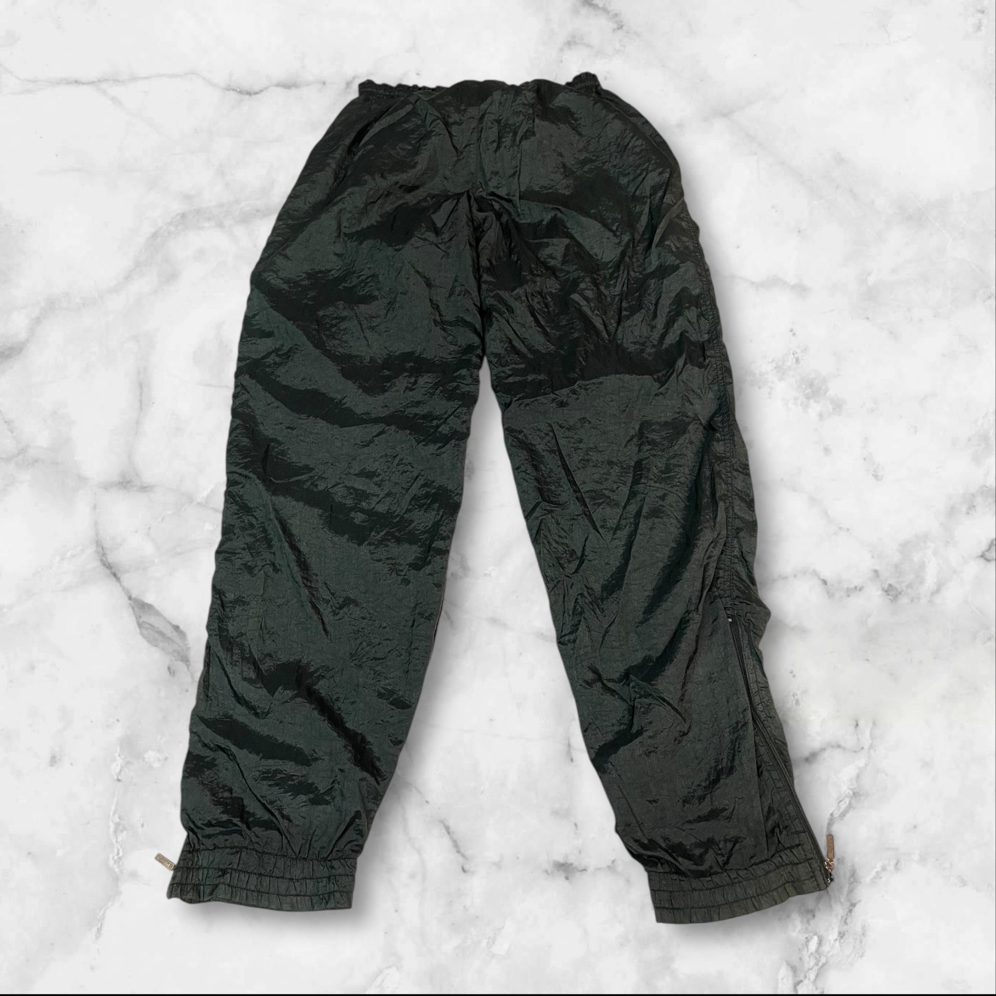 Entdecke unsere Vintage Track Pants von Nike und anderen Marken, erhältlich bei Valuxery.de - Dein Shop für trendige Vintage - Kleidung. Unsere Track Pants sind aus hochwertigen Materialien und
