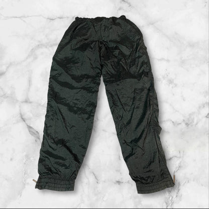 Entdecke unsere Vintage Track Pants von Nike und anderen Marken, erhältlich bei Valuxery.de - Dein Shop für trendige Vintage - Kleidung. Unsere Track Pants sind aus hochwertigen Materialien und