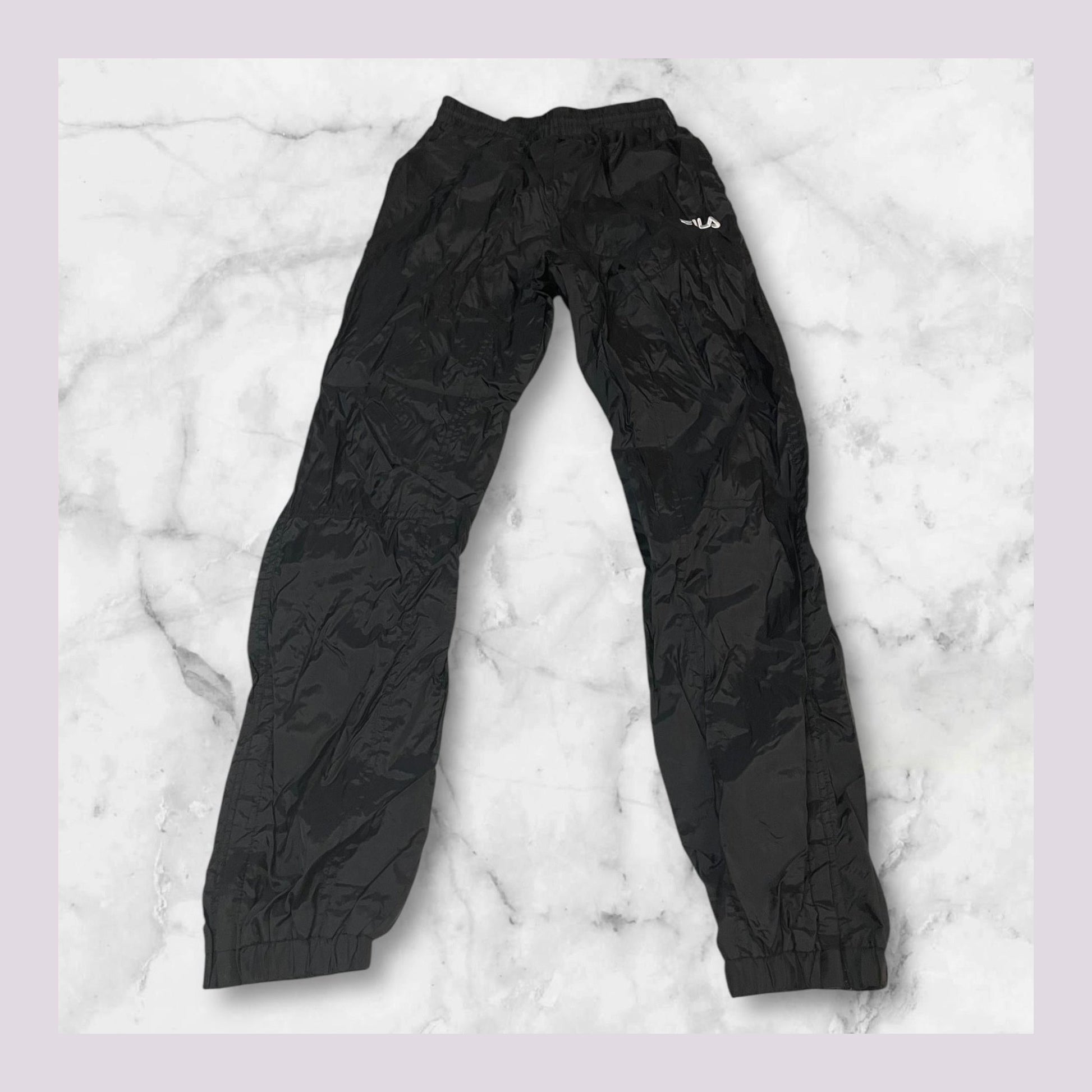 Entdecke unsere Vintage Track Pants von Nike und anderen Marken, erhältlich bei Valuxery.de - Dein Shop für trendige Vintage - Kleidung. Unsere Track Pants sind aus hochwertigen Materialien und