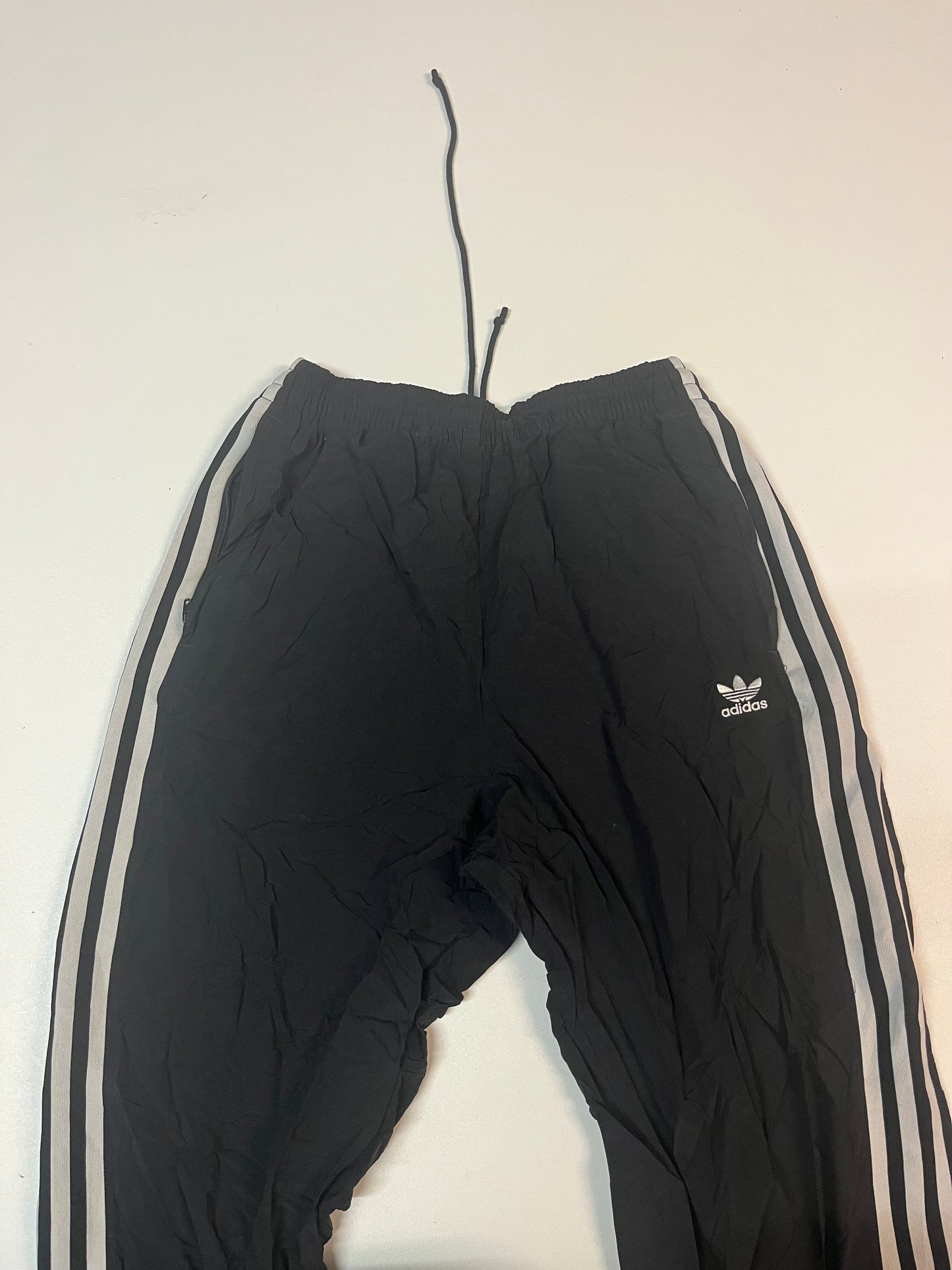 Entdecke unsere Vintage Track Pants von Nike und anderen Marken, erhältlich bei Valuxery.de - Dein Shop für trendige Vintage - Kleidung. Unsere Track Pants sind aus hochwertigen Materialien und