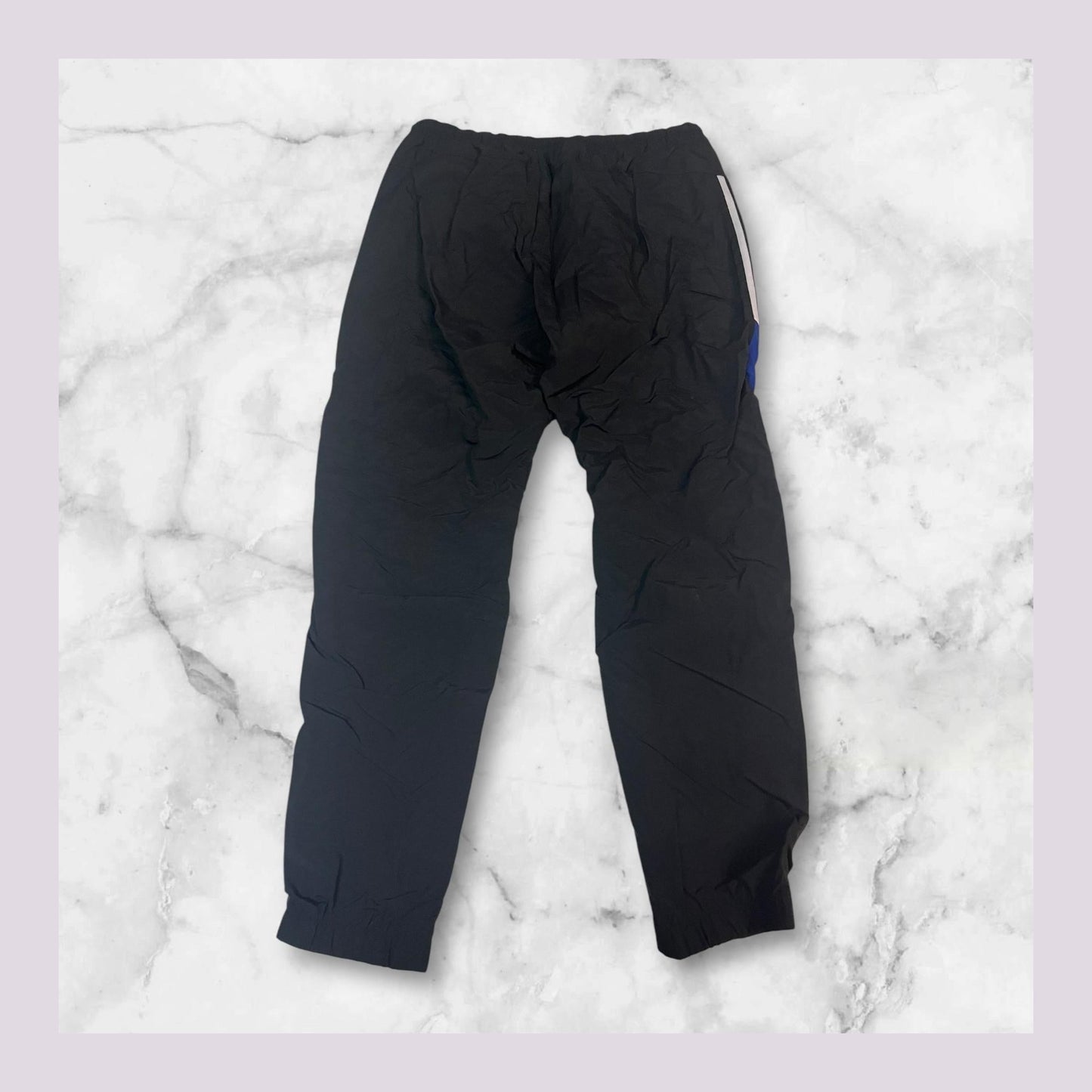 Entdecke unsere Vintage Track Pants von Nike und anderen Marken, erhältlich bei Valuxery.de - Dein Shop für trendige Vintage - Kleidung. Unsere Track Pants sind aus hochwertigen Materialien und