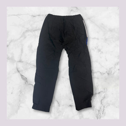 Entdecke unsere Vintage Track Pants von Nike und anderen Marken, erhältlich bei Valuxery.de - Dein Shop für trendige Vintage - Kleidung. Unsere Track Pants sind aus hochwertigen Materialien und