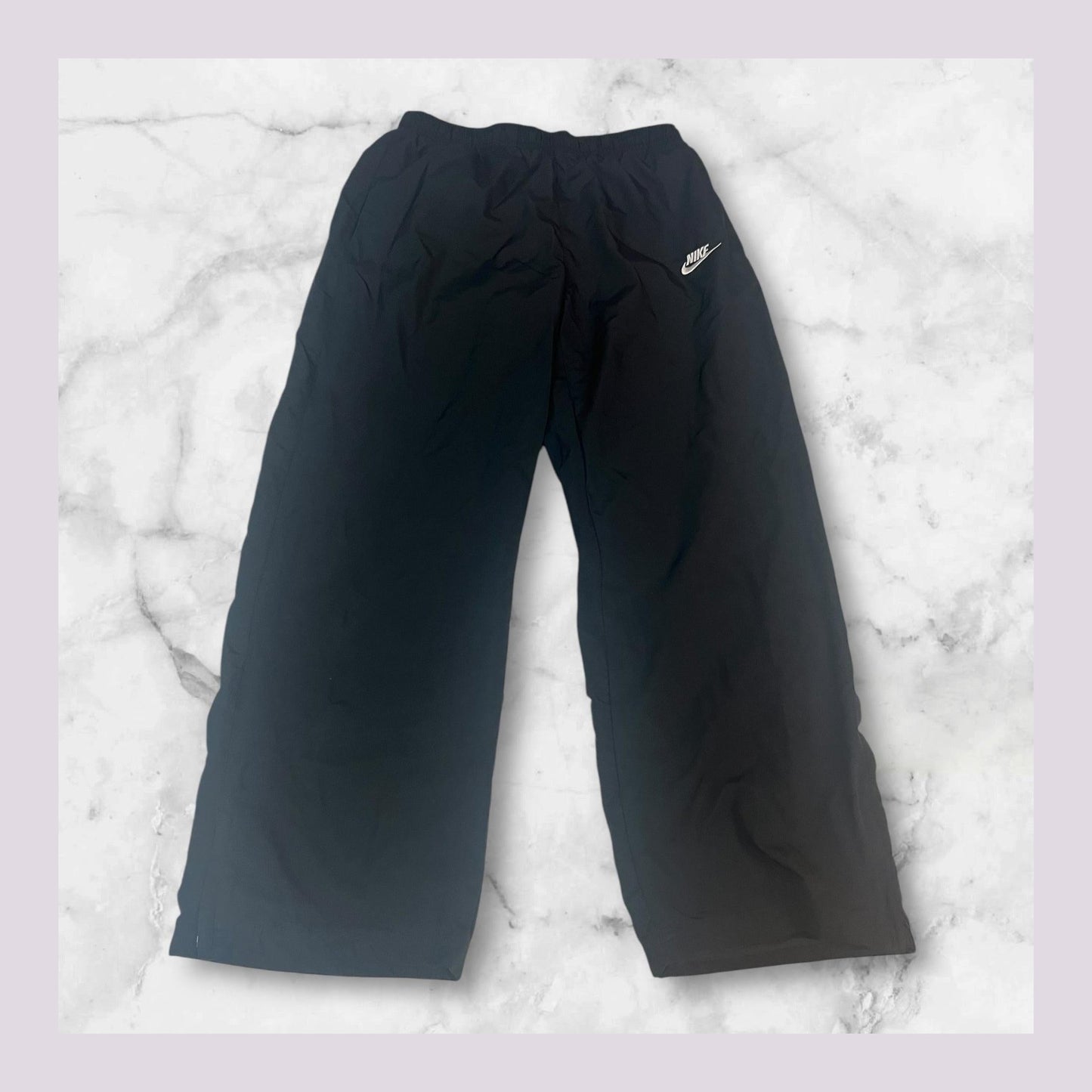 Entdecke unsere Vintage Track Pants von Nike und anderen Marken, erhältlich bei Valuxery.de - Dein Shop für trendige Vintage - Kleidung. Unsere Track Pants sind aus hochwertigen Materialien und