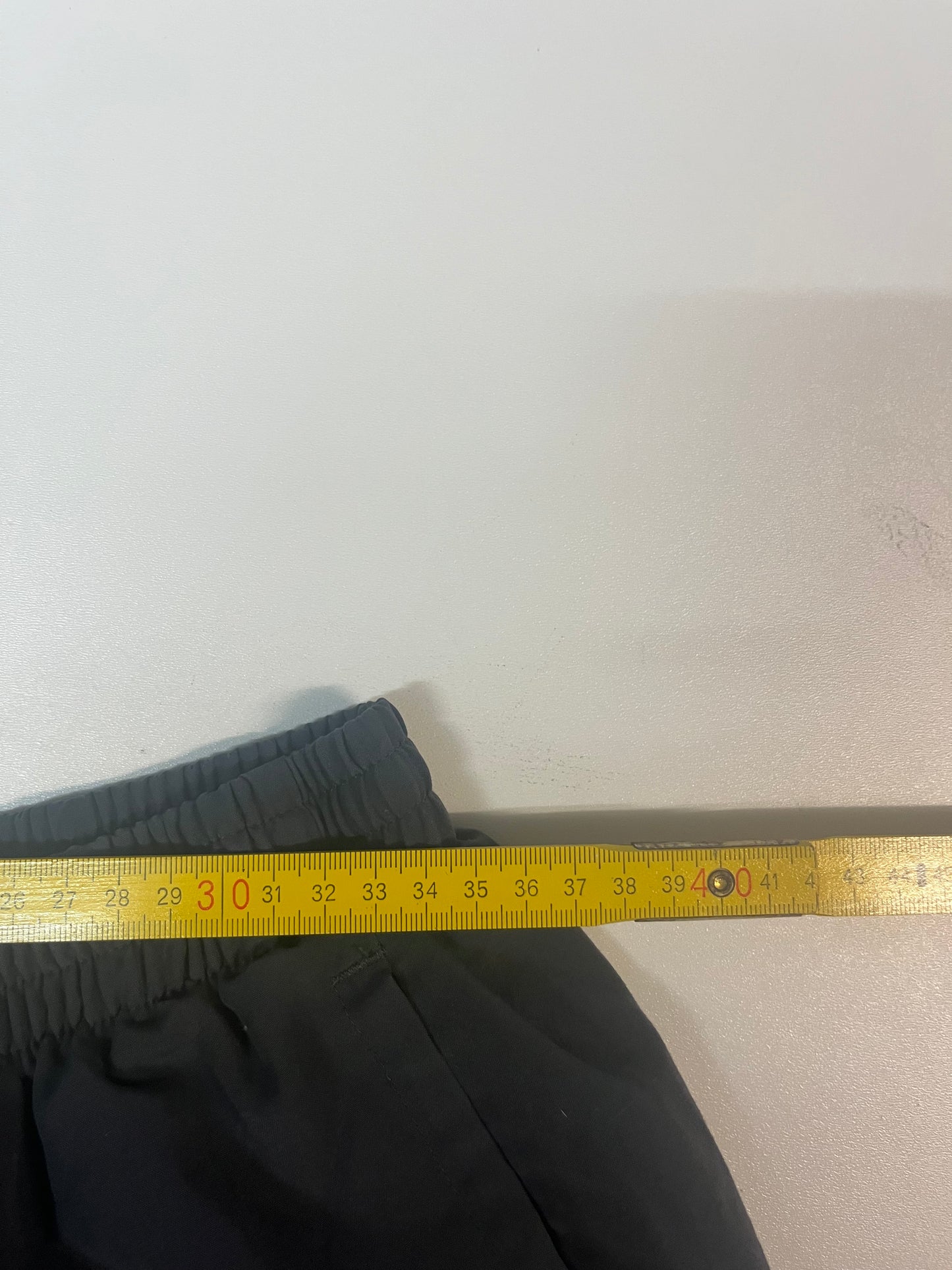 Entdecke unsere Vintage Track Pants von Nike und anderen Marken, erhältlich bei Valuxery.de - Dein Shop für trendige Vintage - Kleidung. Unsere Track Pants sind aus hochwertigen Materialien und