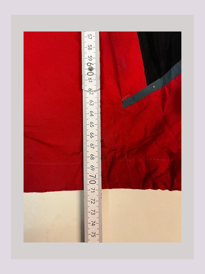 Entdecke unsere Vintage Track Pants von Nike und anderen Marken, erhältlich bei Valuxery.de - Dein Shop für trendige Vintage - Kleidung. Unsere Track Pants sind aus hochwertigen Materialien und