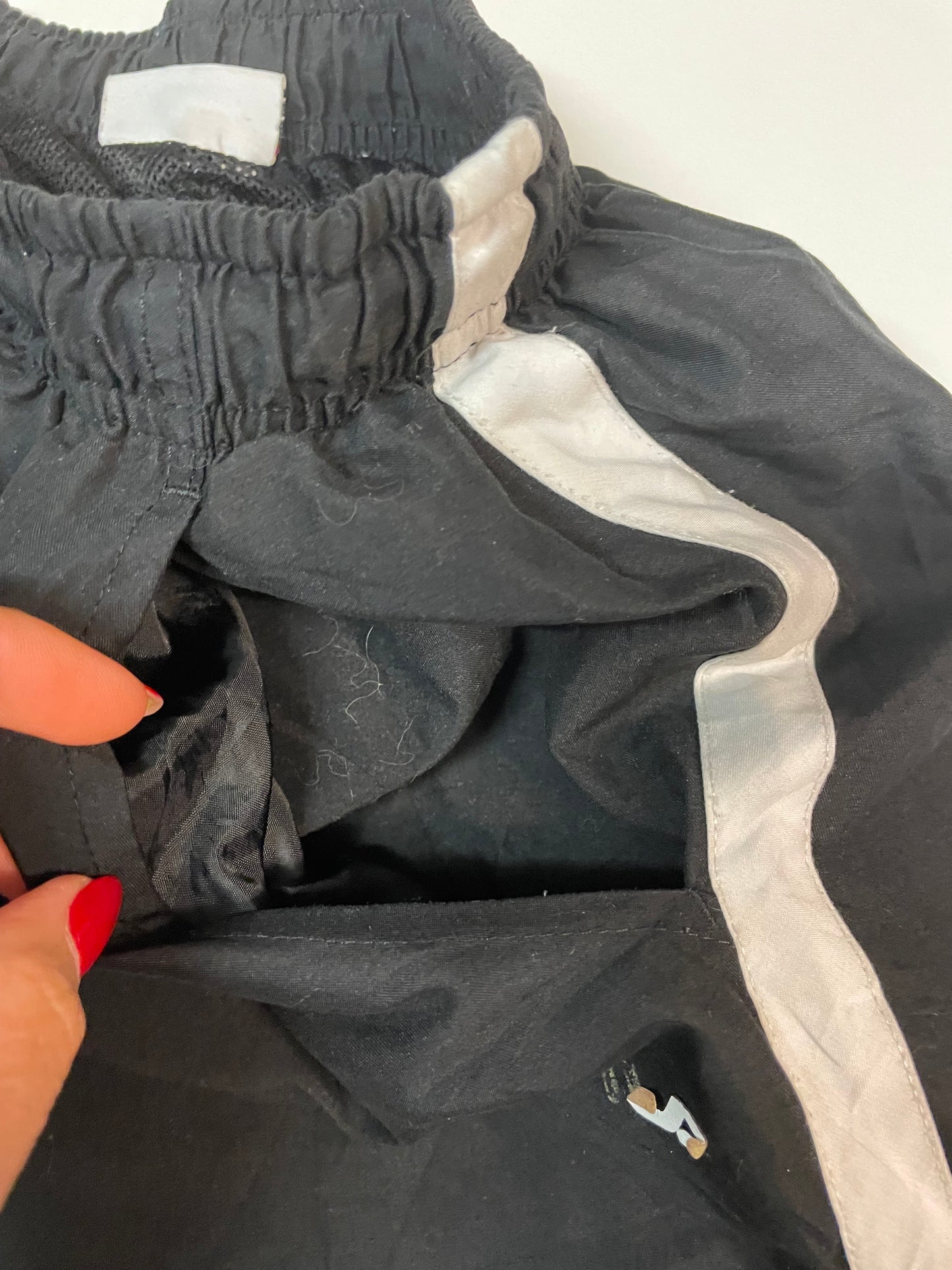 Entdecke unsere Vintage Track Pants von Nike und anderen Marken, erhältlich bei Valuxery.de - Dein Shop für trendige Vintage - Kleidung. Unsere Track Pants sind aus hochwertigen Materialien und