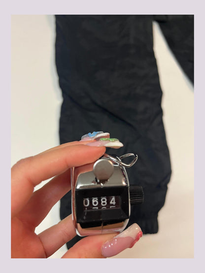 Entdecke unsere Vintage Track Pants von Nike und anderen Marken, erhältlich bei Valuxery.de - Dein Shop für trendige Vintage - Kleidung. Unsere Track Pants sind aus hochwertigen Materialien und