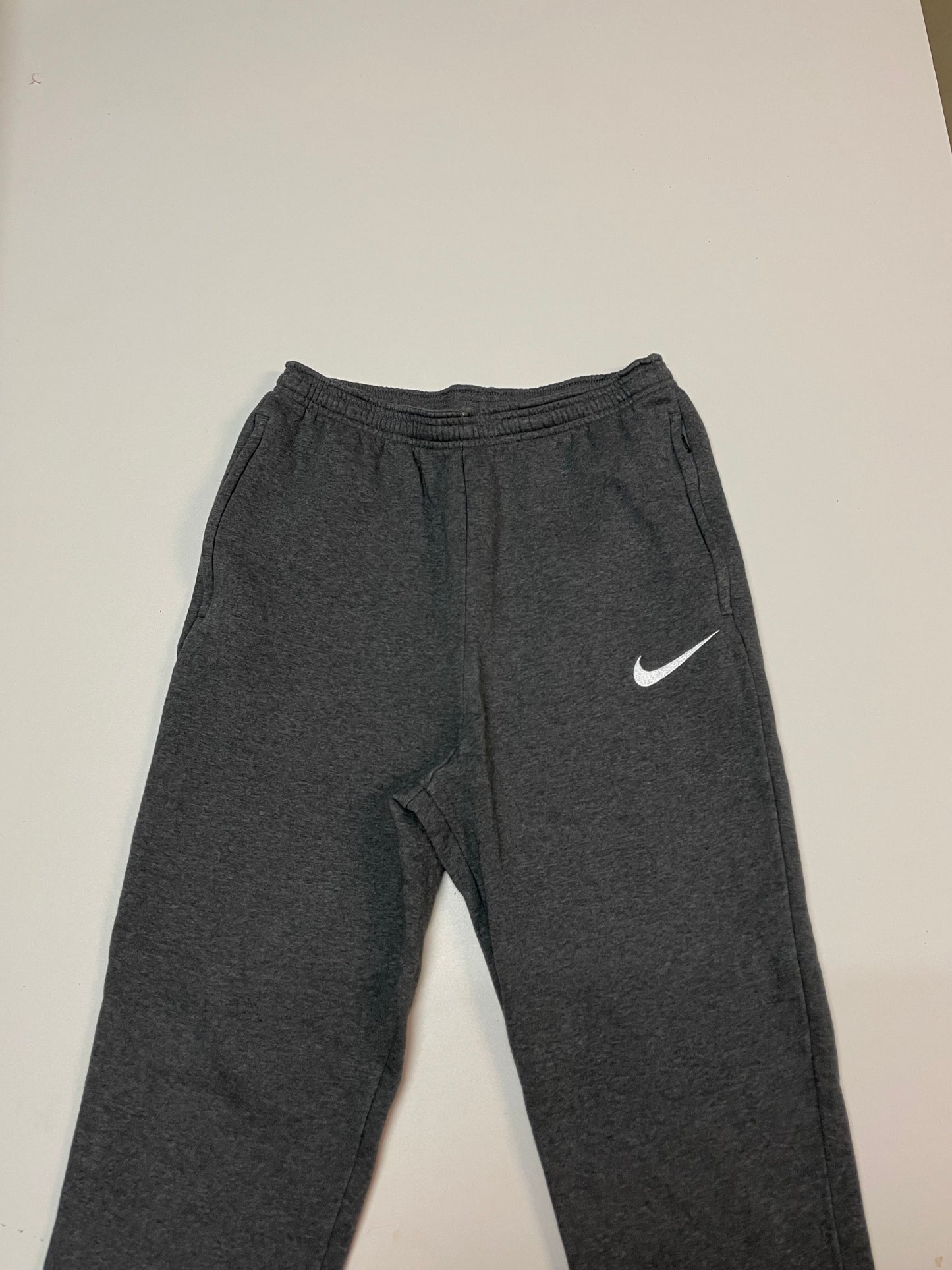Entdecke unsere Vintage Track Pants von Nike und anderen Marken, erhältlich bei Valuxery.de - Dein Shop für trendige Vintage - Kleidung. Unsere Track Pants sind aus hochwertigen Materialien und