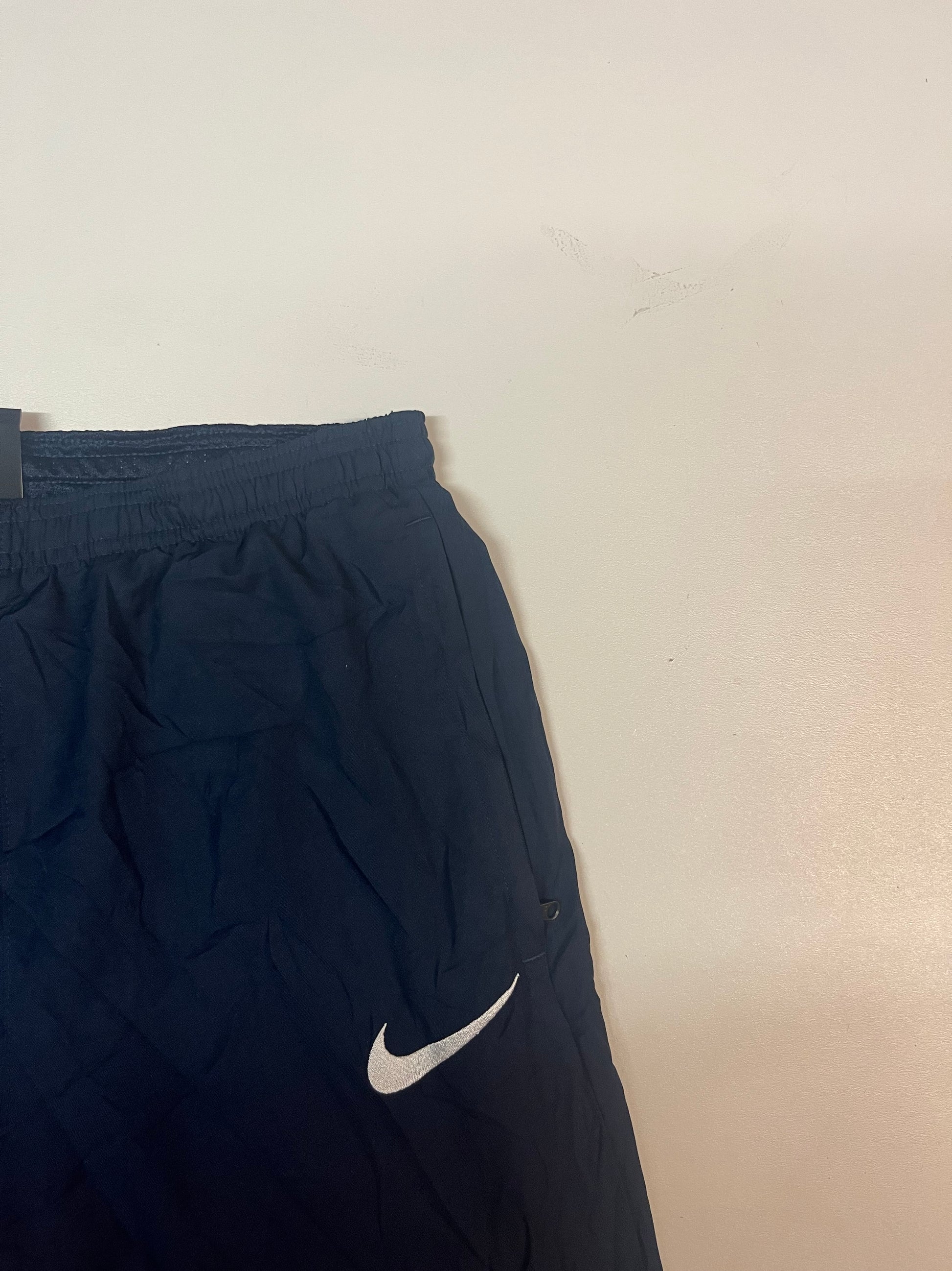 Entdecke unsere Vintage Track Pants von Nike und anderen Marken, erhältlich bei Valuxery.de - Dein Shop für trendige Vintage - Kleidung. Unsere Track Pants sind aus hochwertigen Materialien und