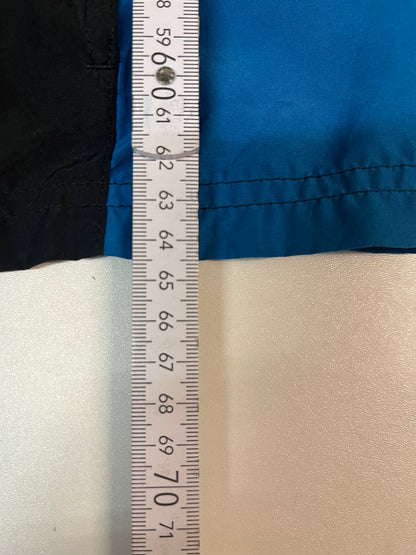 Entdecke unsere Vintage Track Pants von Nike und anderen Marken, erhältlich bei Valuxery.de - Dein Shop für trendige Vintage - Kleidung. Unsere Track Pants sind aus hochwertigen Materialien und