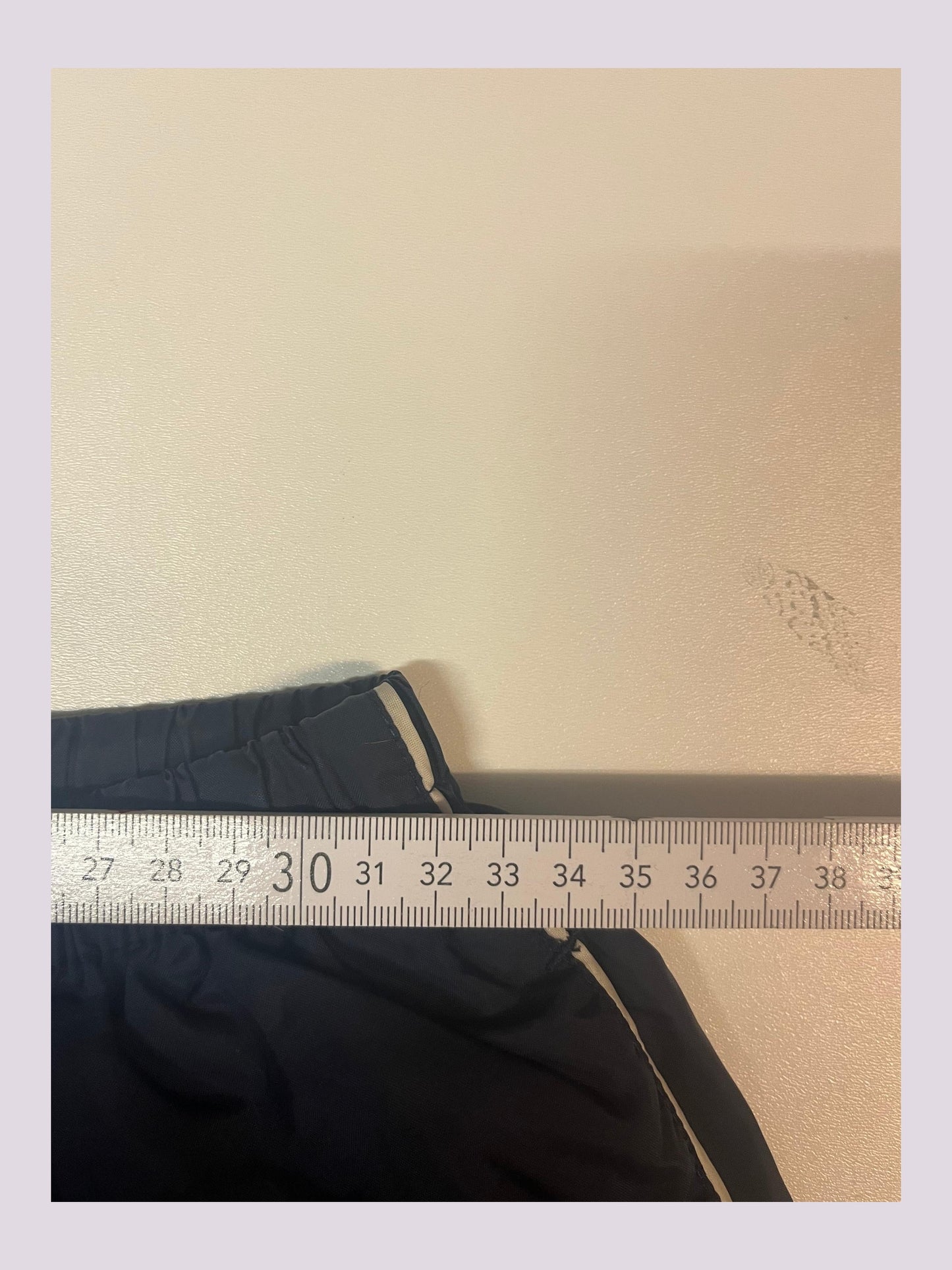 Entdecke unsere Vintage Track Pants von Nike und anderen Marken, erhältlich bei Valuxery.de - Dein Shop für trendige Vintage - Kleidung. Unsere Track Pants sind aus hochwertigen Materialien und