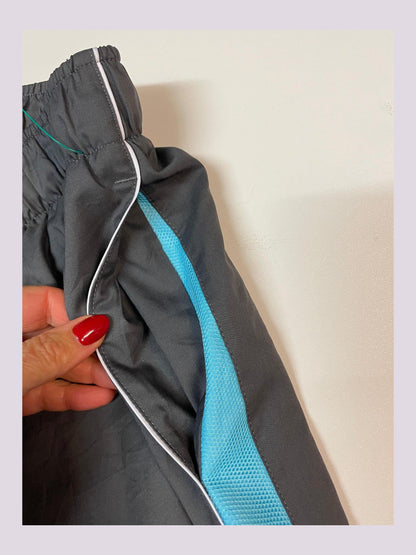 Entdecke unsere Vintage Track Pants von Nike und anderen Marken, erhältlich bei Valuxery.de - Dein Shop für trendige Vintage - Kleidung. Unsere Track Pants sind aus hochwertigen Materialien und