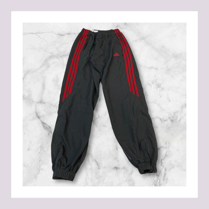 Entdecke unsere Vintage Track Pants von Nike und anderen Marken, erhältlich bei Valuxery.de - Dein Shop für trendige Vintage - Kleidung. Unsere Track Pants sind aus hochwertigen Materialien und