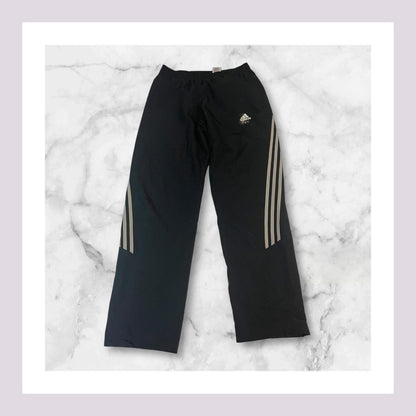 Entdecke unsere Vintage Track Pants von Nike und anderen Marken, erhältlich bei Valuxery.de - Dein Shop für trendige Vintage - Kleidung. Unsere Track Pants sind aus hochwertigen Materialien und