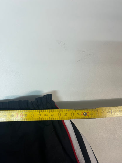 Entdecke unsere Vintage Track Pants von Nike und anderen Marken, erhältlich bei Valuxery.de - Dein Shop für trendige Vintage - Kleidung. Unsere Track Pants sind aus hochwertigen Materialien und