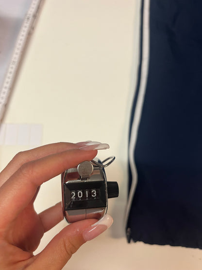 Entdecke unsere Vintage Track Pants von Nike und anderen Marken, erhältlich bei Valuxery.de - Dein Shop für trendige Vintage - Kleidung. Unsere Track Pants sind aus hochwertigen Materialien und