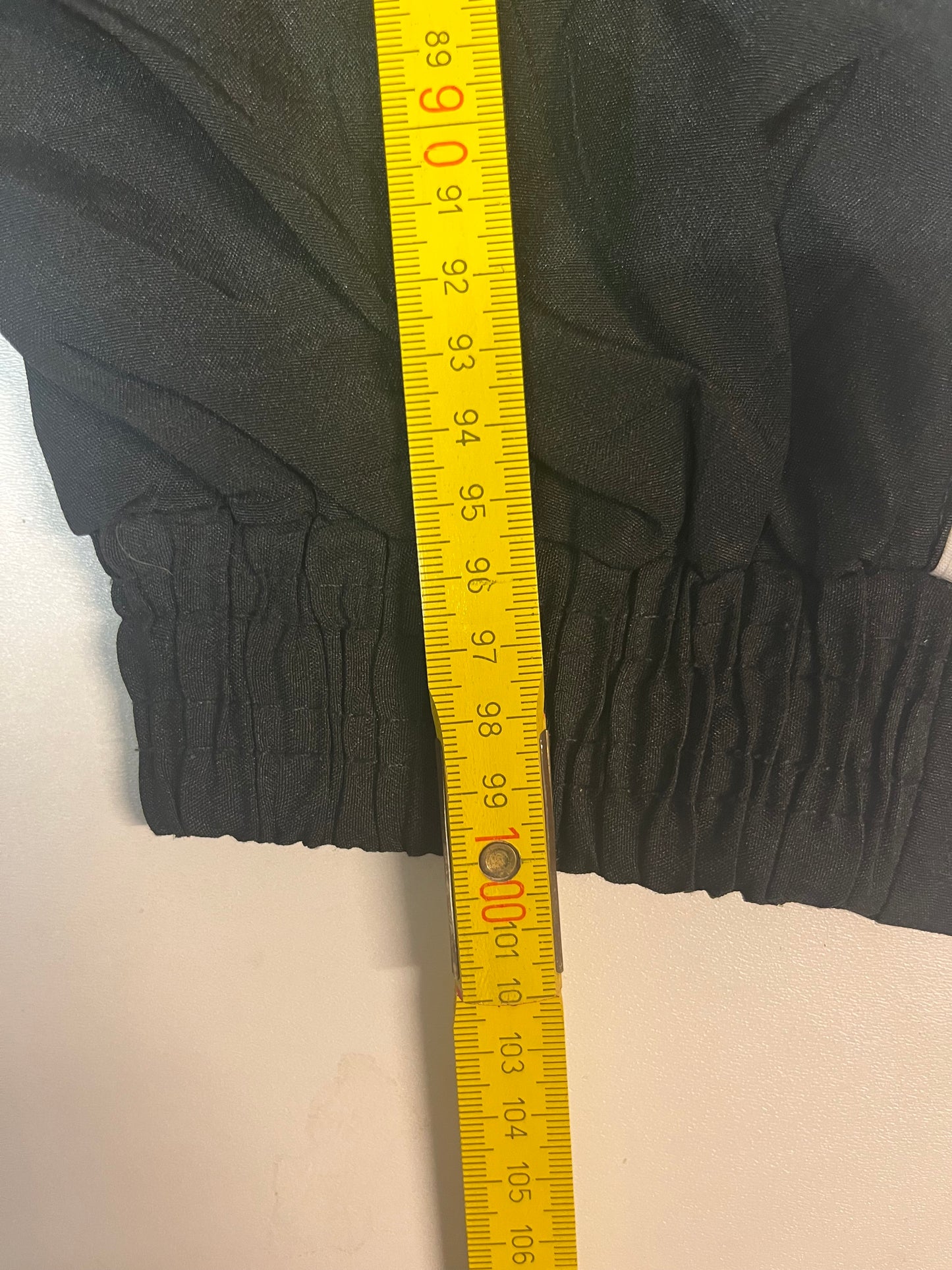 Entdecke unsere Vintage Track Pants von Nike und anderen Marken, erhältlich bei Valuxery.de - Dein Shop für trendige Vintage - Kleidung. Unsere Track Pants sind aus hochwertigen Materialien und