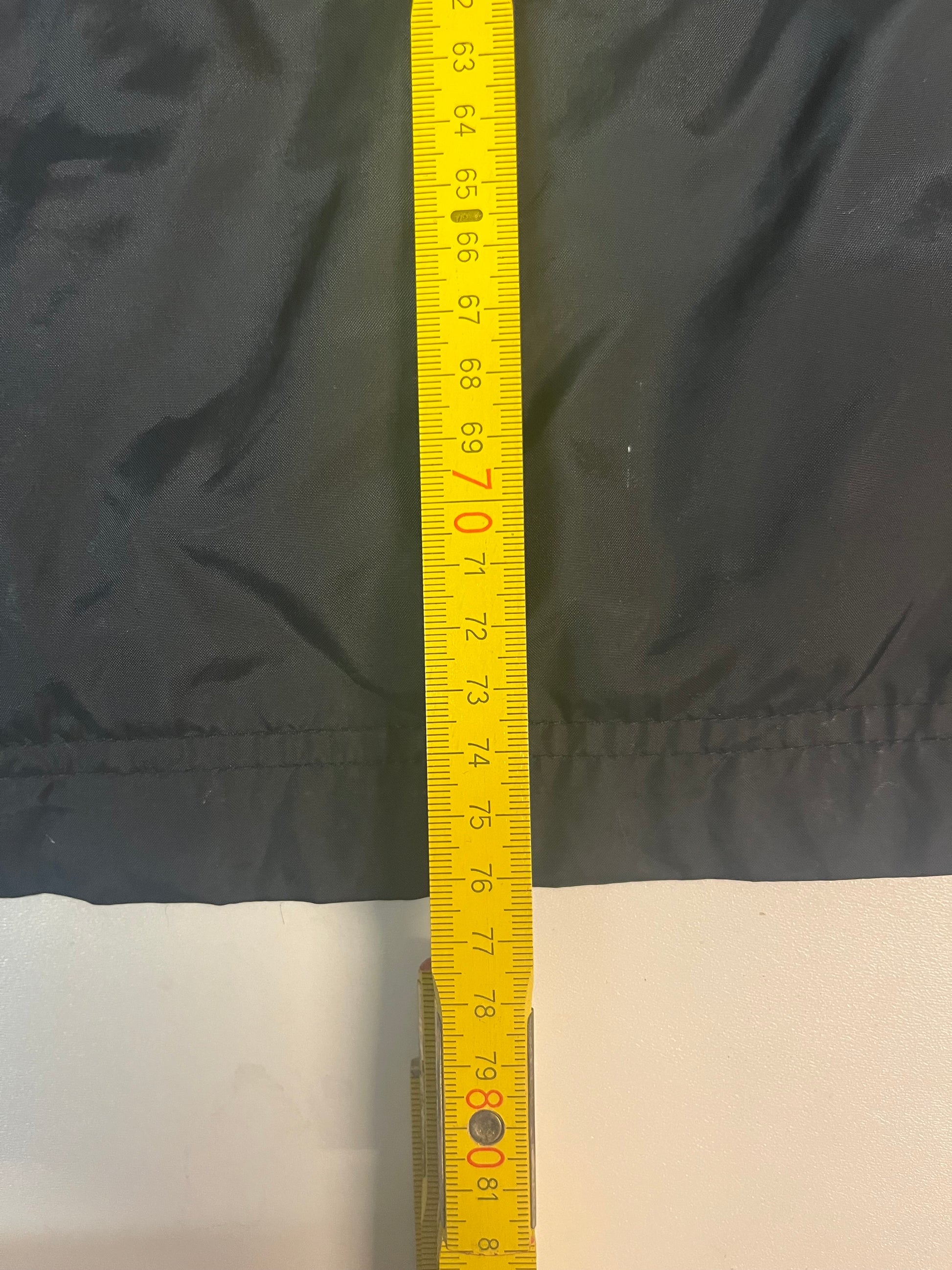 Entdecke unsere Vintage Track Pants von Nike und anderen Marken, erhältlich bei Valuxery.de - Dein Shop für trendige Vintage - Kleidung. Unsere Track Pants sind aus hochwertigen Materialien und