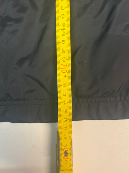 Entdecke unsere Vintage Track Pants von Nike und anderen Marken, erhältlich bei Valuxery.de - Dein Shop für trendige Vintage - Kleidung. Unsere Track Pants sind aus hochwertigen Materialien und