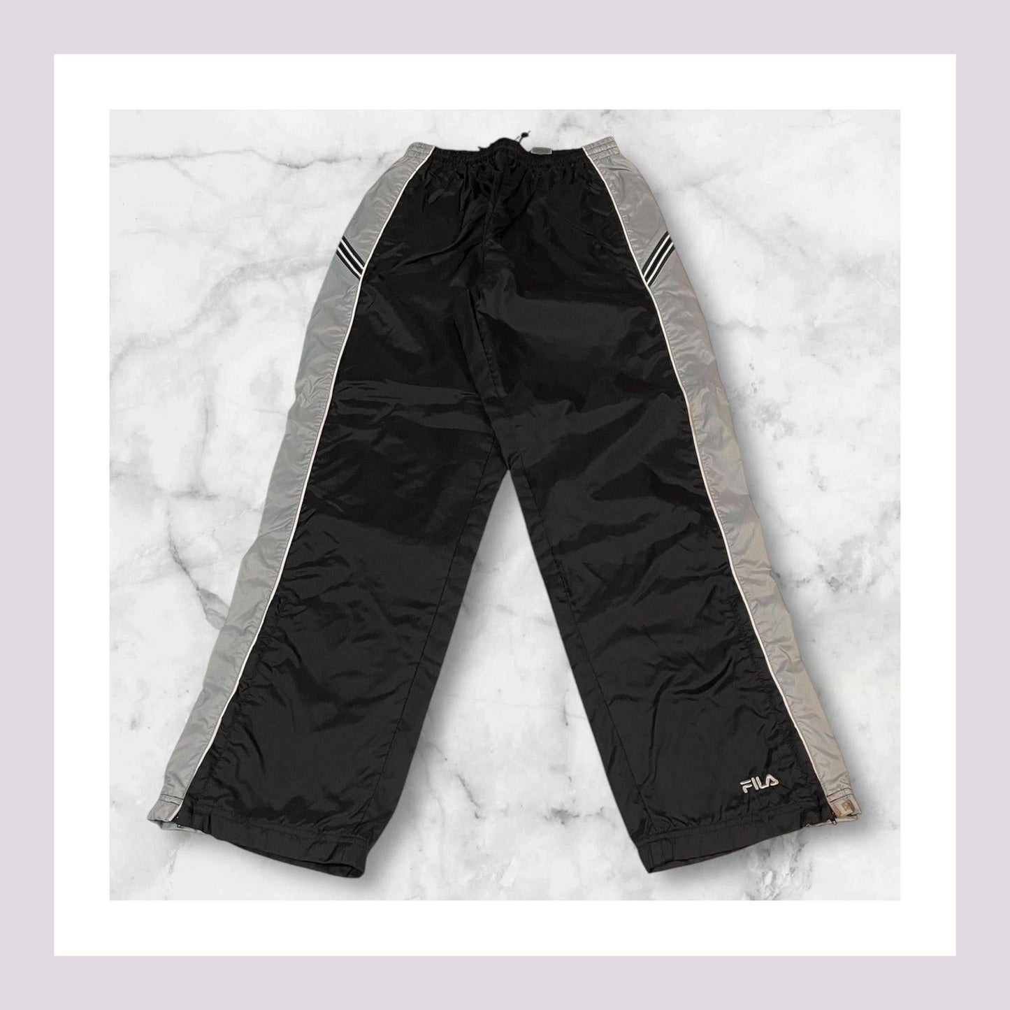 Entdecke unsere Vintage Track Pants von Nike und anderen Marken, erhältlich bei Valuxery.de - Dein Shop für trendige Vintage - Kleidung. Unsere Track Pants sind aus hochwertigen Materialien und