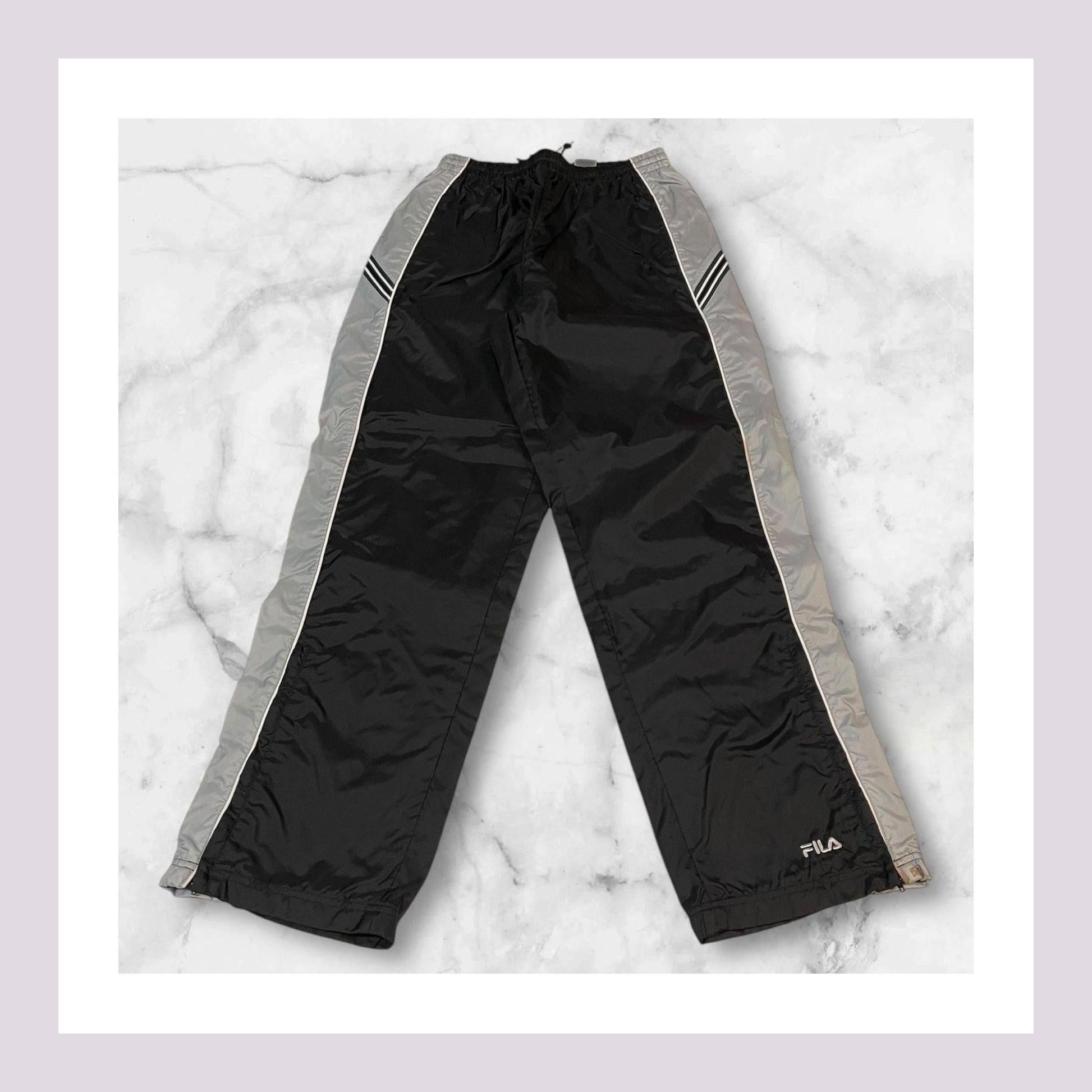 Entdecke unsere Vintage Track Pants von Nike und anderen Marken, erhältlich bei Valuxery.de - Dein Shop für trendige Vintage - Kleidung. Unsere Track Pants sind aus hochwertigen Materialien und