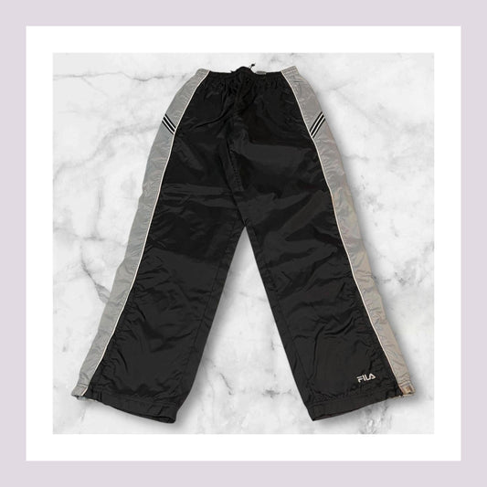 Entdecke unsere Vintage Track Pants von Nike und anderen Marken, erhältlich bei Valuxery.de - Dein Shop für trendige Vintage - Kleidung. Unsere Track Pants sind aus hochwertigen Materialien und