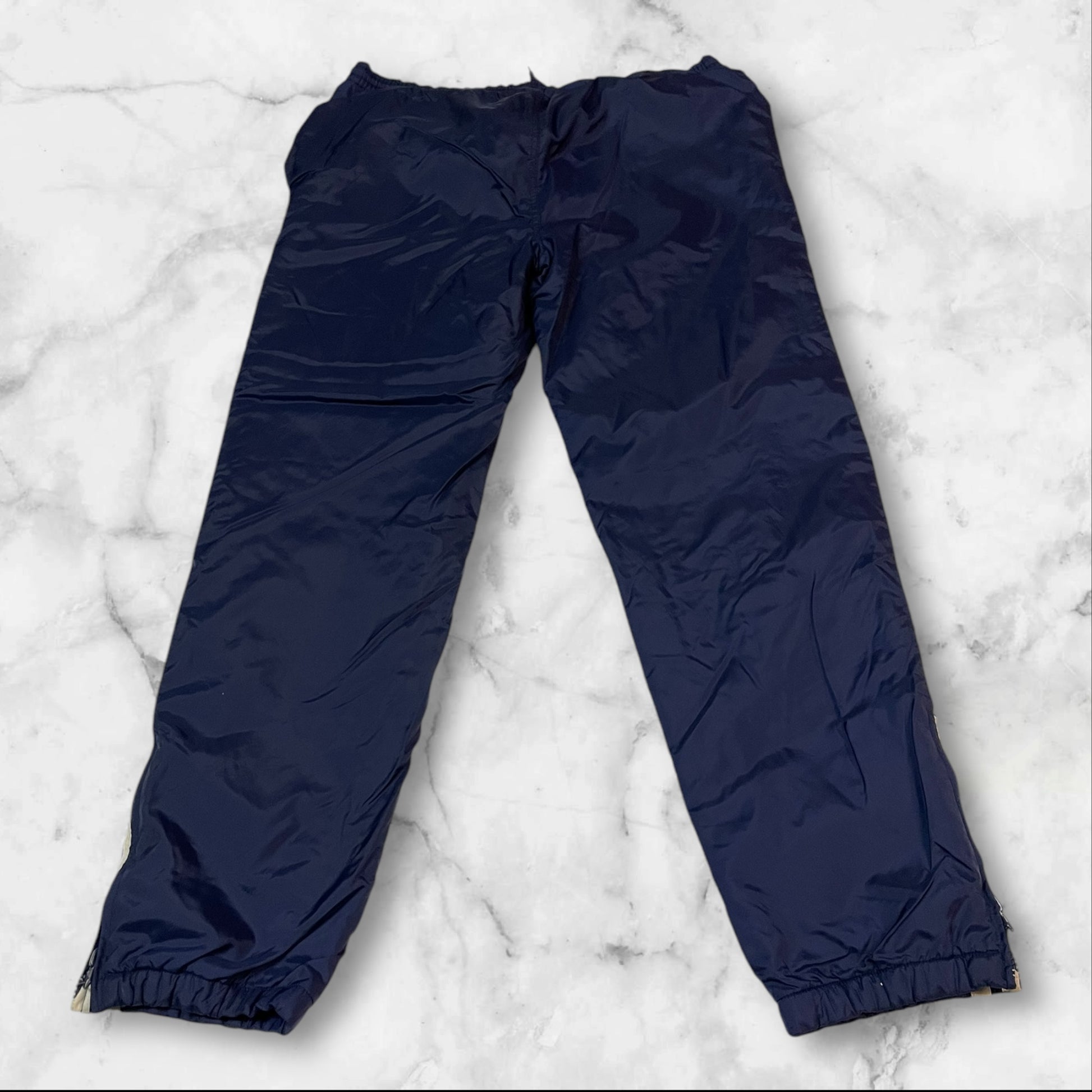 Entdecke unsere Vintage Track Pants von Nike und anderen Marken, erhältlich bei Valuxery.de - Dein Shop für trendige Vintage - Kleidung. Unsere Track Pants sind aus hochwertigen Materialien und