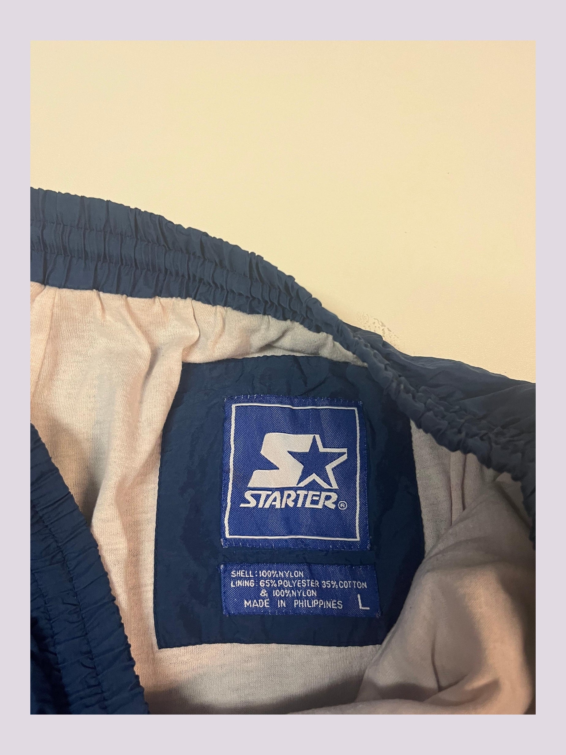 Entdecke unsere Vintage Track Pants von Nike und anderen Marken, erhältlich bei Valuxery.de - Dein Shop für trendige Vintage - Kleidung. Unsere Track Pants sind aus hochwertigen Materialien und