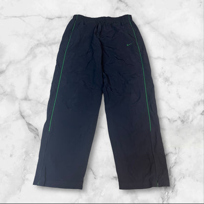 Entdecke unsere Vintage Track Pants von Nike und anderen Marken, erhältlich bei Valuxery.de - Dein Shop für trendige Vintage - Kleidung. Unsere Track Pants sind aus hochwertigen Materialien und
