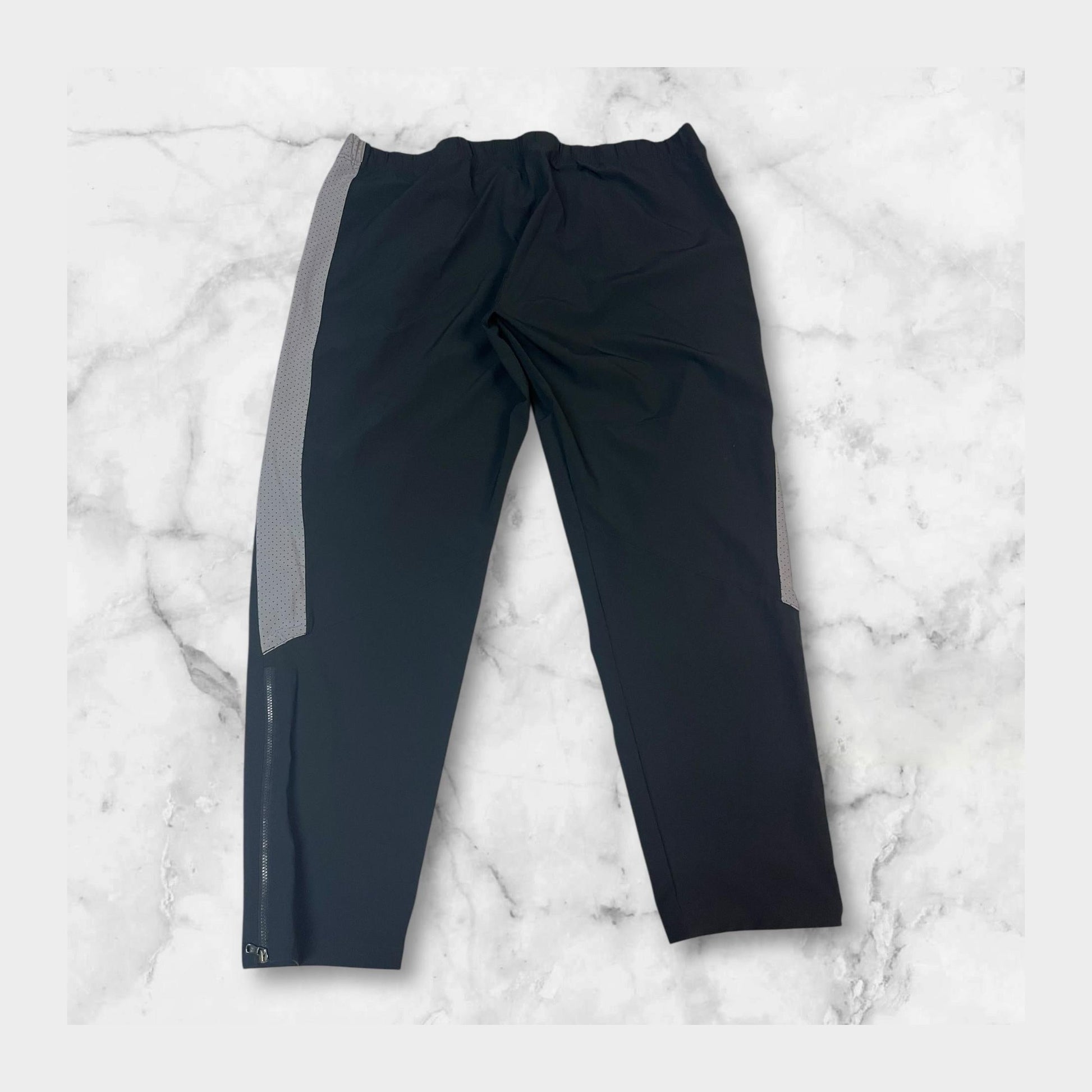 Entdecke unsere Vintage Track Pants von Nike und anderen Marken, erhältlich bei Valuxery.de - Dein Shop für trendige Vintage - Kleidung. Unsere Track Pants sind aus hochwertigen Materialien und