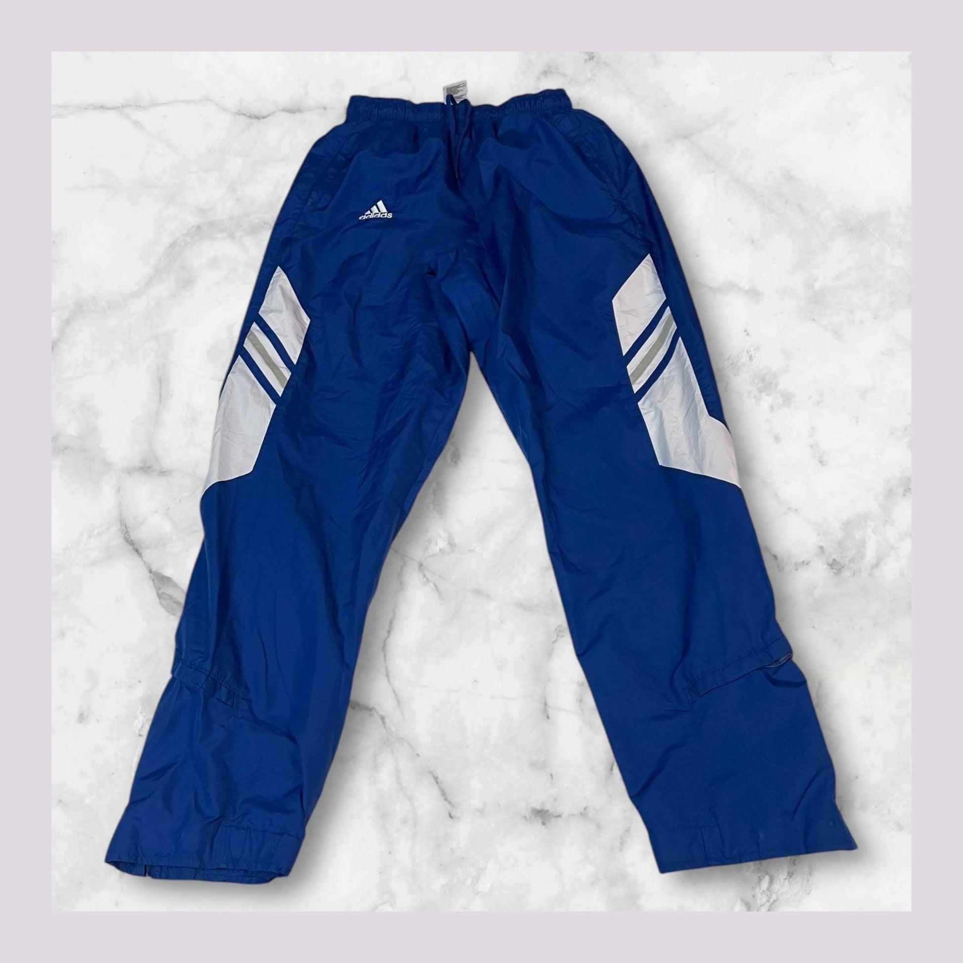 Entdecke unsere Vintage Track Pants von Nike und anderen Marken, erhältlich bei Valuxery.de - Dein Shop für trendige Vintage - Kleidung. Unsere Track Pants sind aus hochwertigen Materialien und