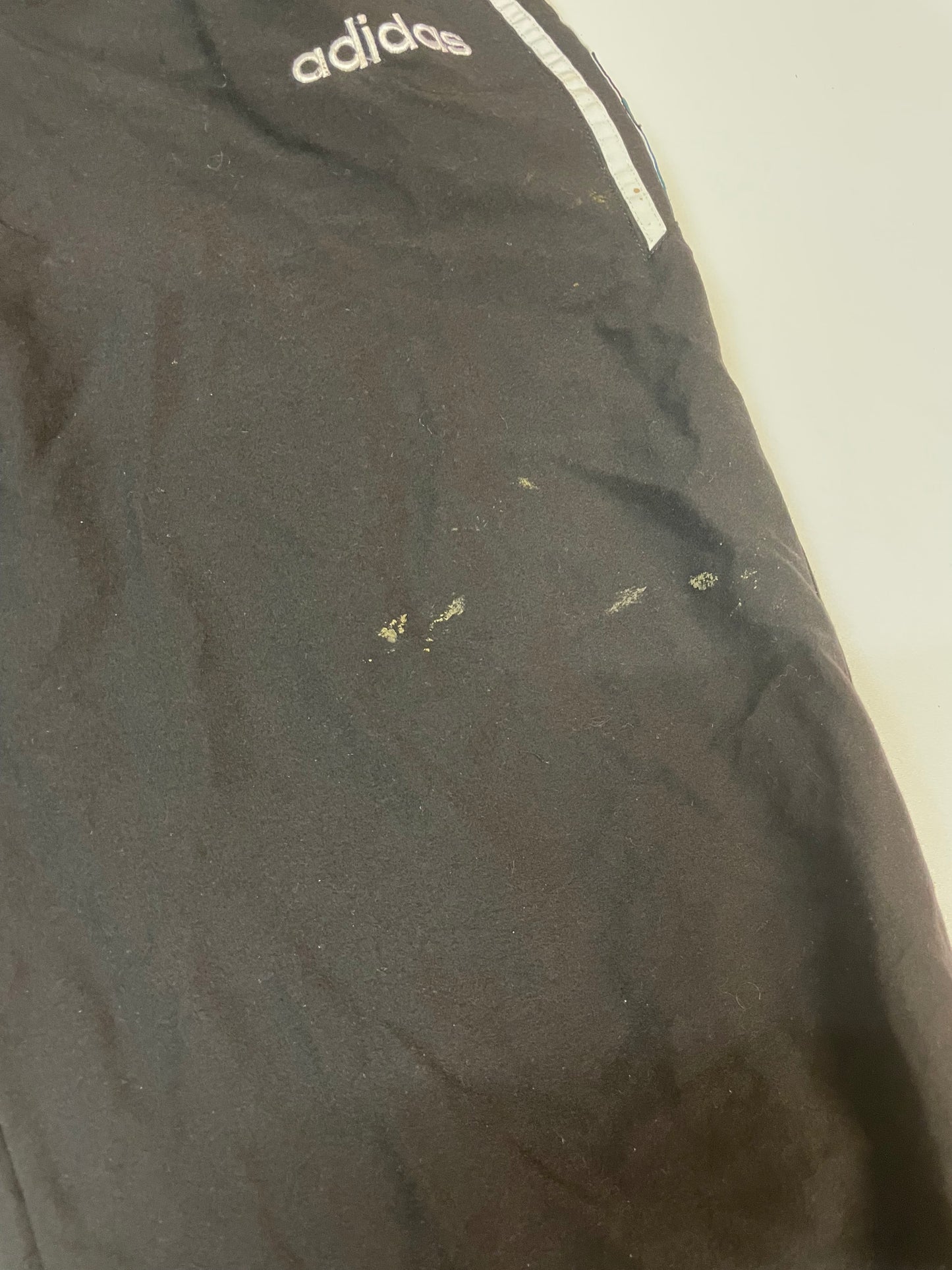 Entdecke unsere Vintage Track Pants von Nike und anderen Marken, erhältlich bei Valuxery.de - Dein Shop für trendige Vintage - Kleidung. Unsere Track Pants sind aus hochwertigen Materialien und