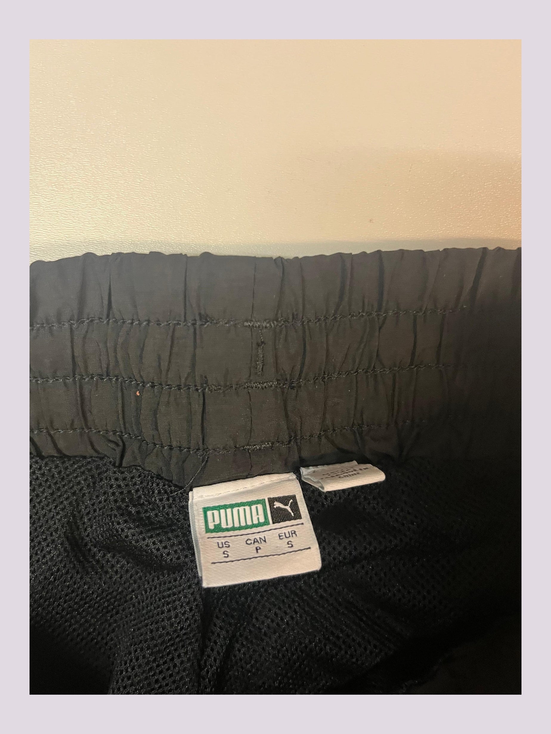 Entdecke unsere Vintage Track Pants von Nike und anderen Marken, erhältlich bei Valuxery.de - Dein Shop für trendige Vintage - Kleidung. Unsere Track Pants sind aus hochwertigen Materialien und