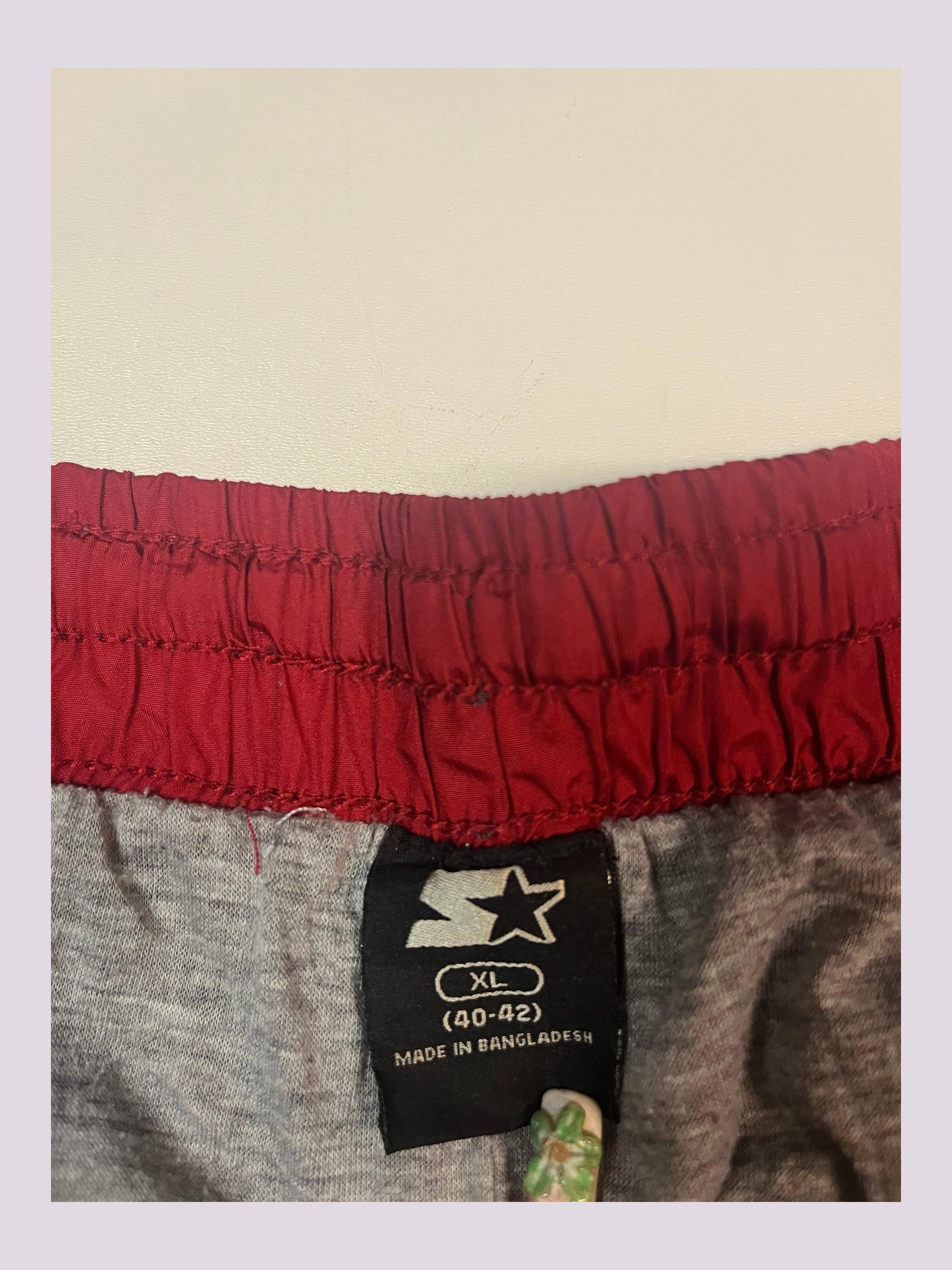 Entdecke unsere Vintage Track Pants von Nike und anderen Marken, erhältlich bei Valuxery.de - Dein Shop für trendige Vintage - Kleidung. Unsere Track Pants sind aus hochwertigen Materialien und