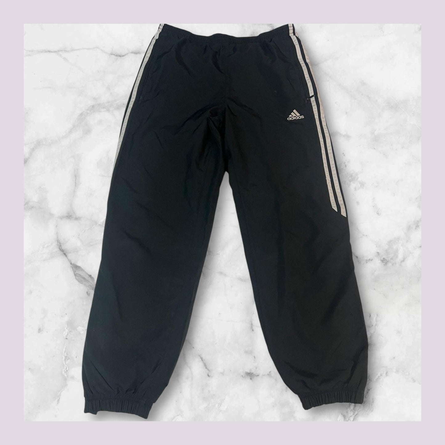 Entdecke unsere Vintage Track Pants von Nike und anderen Marken, erhältlich bei Valuxery.de - Dein Shop für trendige Vintage - Kleidung. Unsere Track Pants sind aus hochwertigen Materialien und