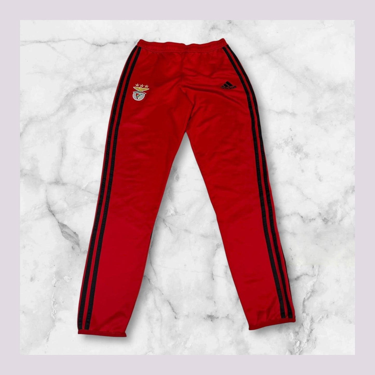 Entdecke unsere Vintage Track Pants von Nike und anderen Marken, erhältlich bei Valuxery.de - Dein Shop für trendige Vintage - Kleidung. Unsere Track Pants sind aus hochwertigen Materialien und