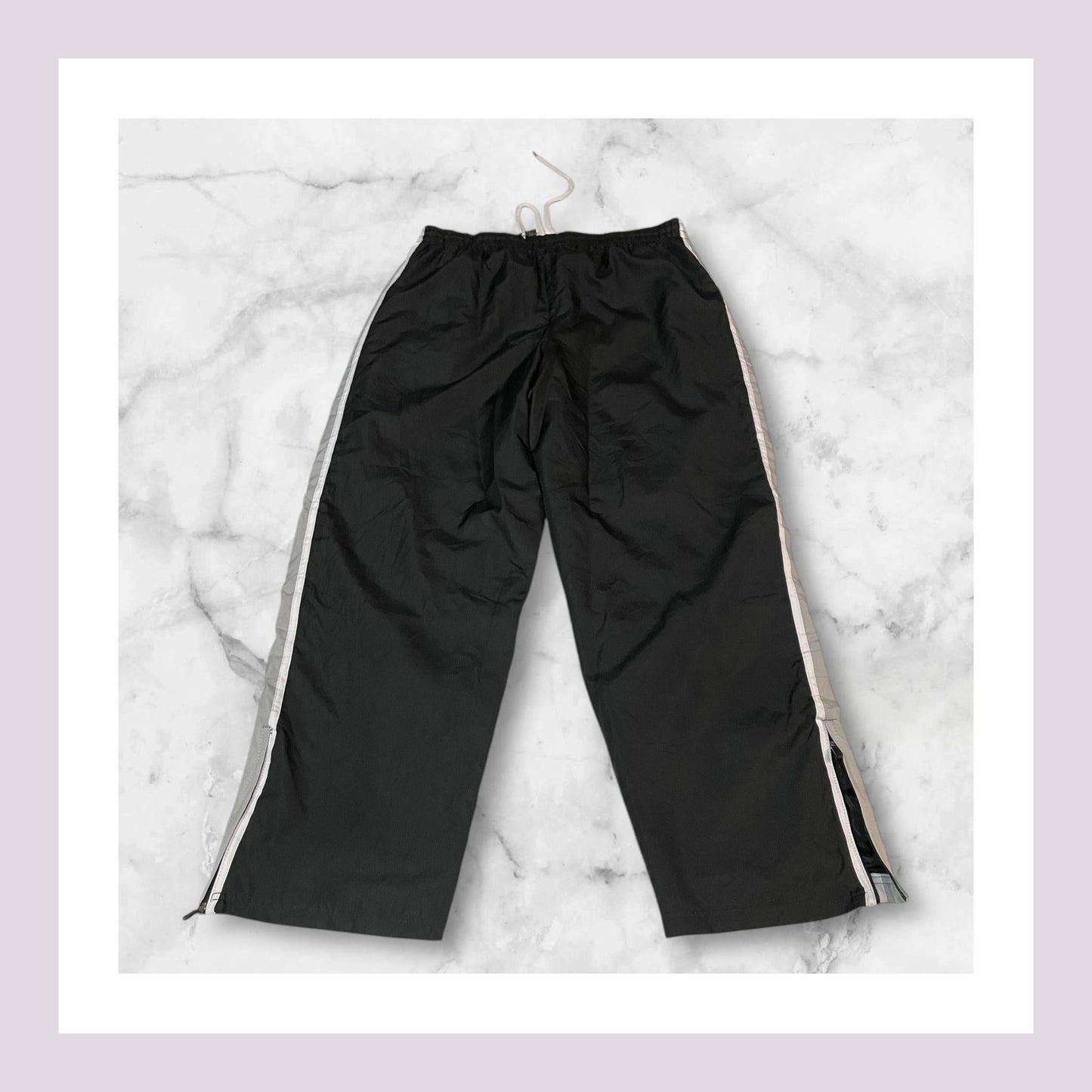 Entdecke unsere Vintage Track Pants von Nike und anderen Marken, erhältlich bei Valuxery.de - Dein Shop für trendige Vintage - Kleidung. Unsere Track Pants sind aus hochwertigen Materialien und
