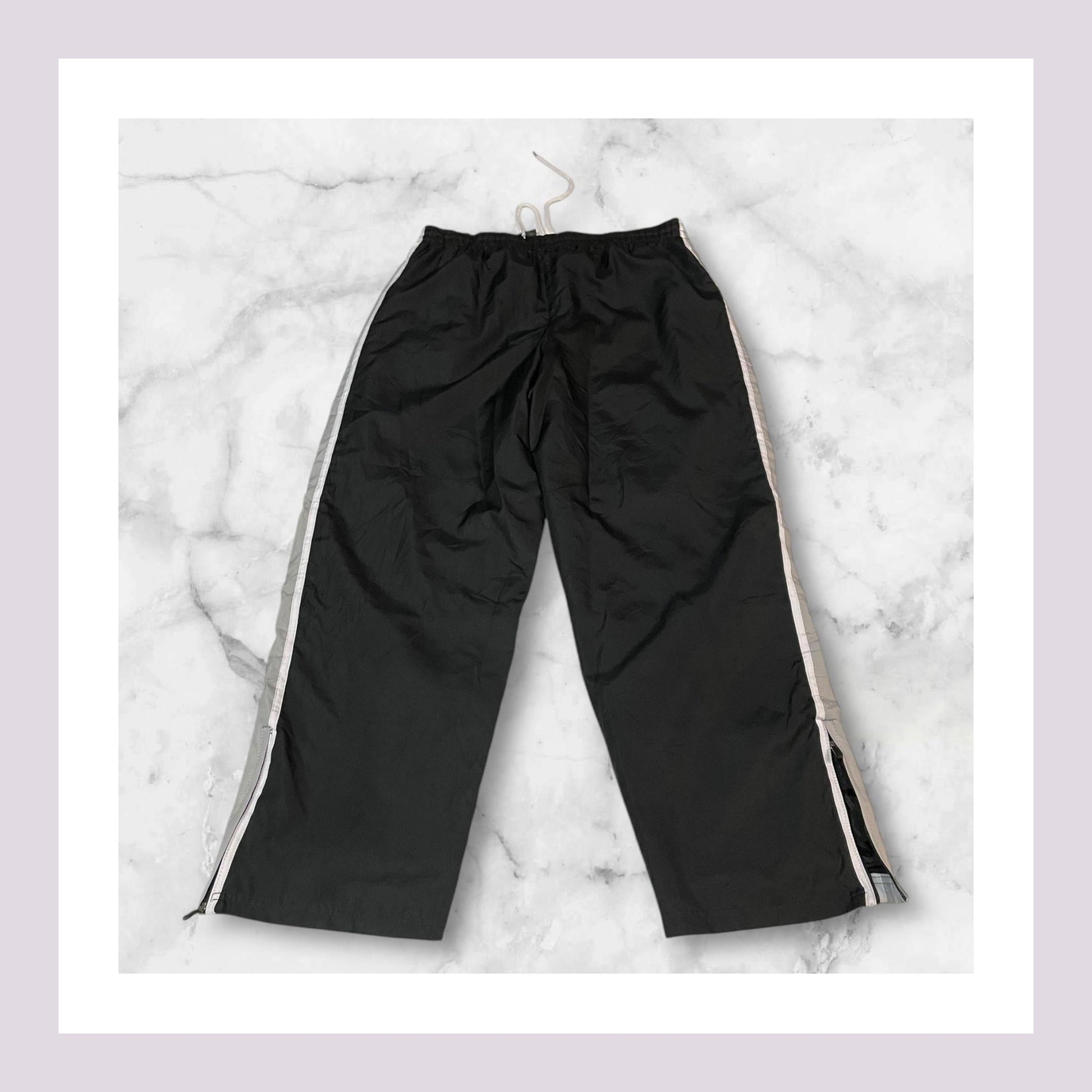 Entdecke unsere Vintage Track Pants von Nike und anderen Marken, erhältlich bei Valuxery.de - Dein Shop für trendige Vintage - Kleidung. Unsere Track Pants sind aus hochwertigen Materialien und