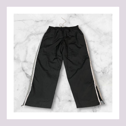 Entdecke unsere Vintage Track Pants von Nike und anderen Marken, erhältlich bei Valuxery.de - Dein Shop für trendige Vintage - Kleidung. Unsere Track Pants sind aus hochwertigen Materialien und