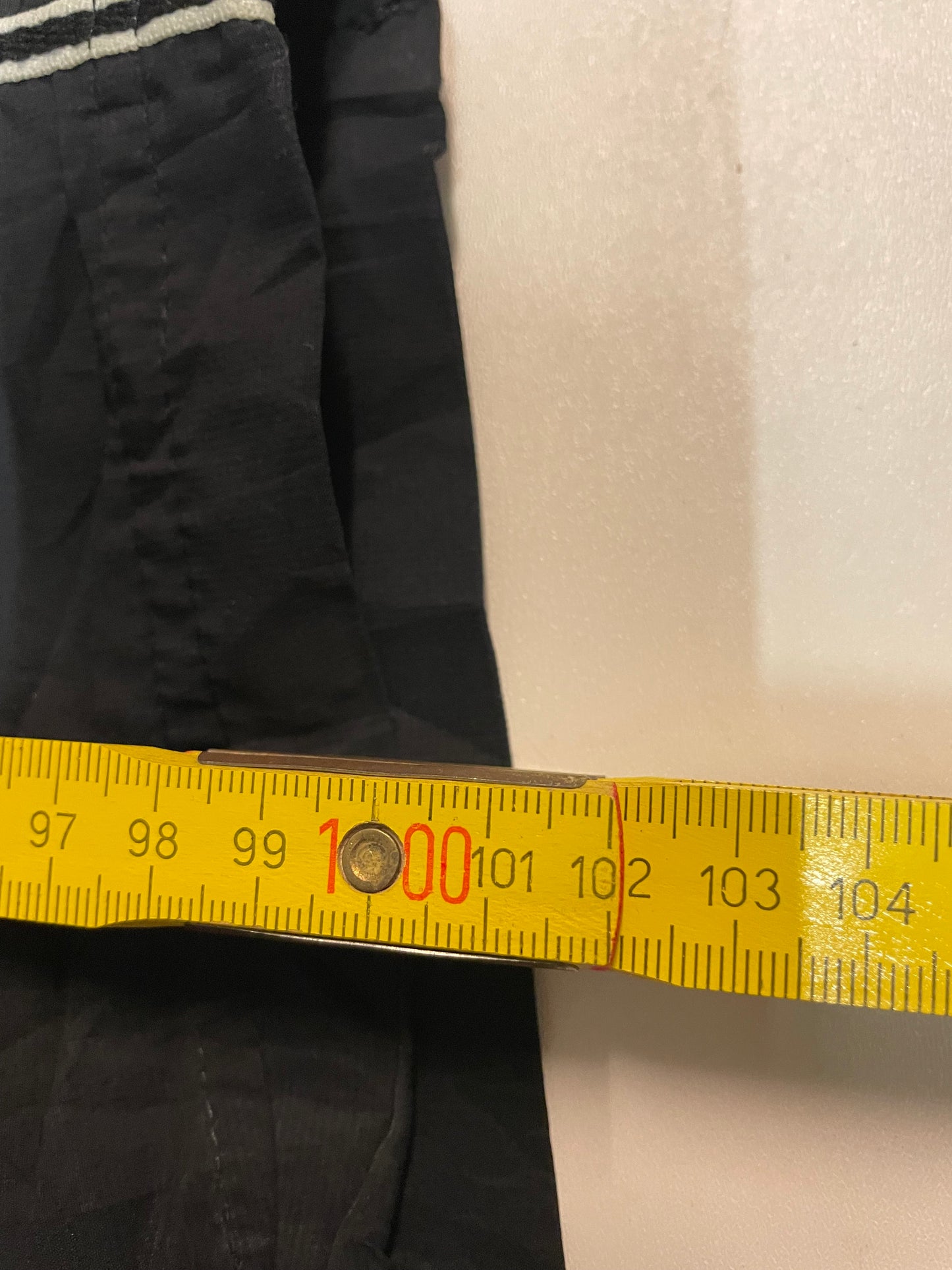 Entdecke unsere Vintage Track Pants von Nike und anderen Marken, erhältlich bei Valuxery.de - Dein Shop für trendige Vintage - Kleidung. Unsere Track Pants sind aus hochwertigen Materialien und