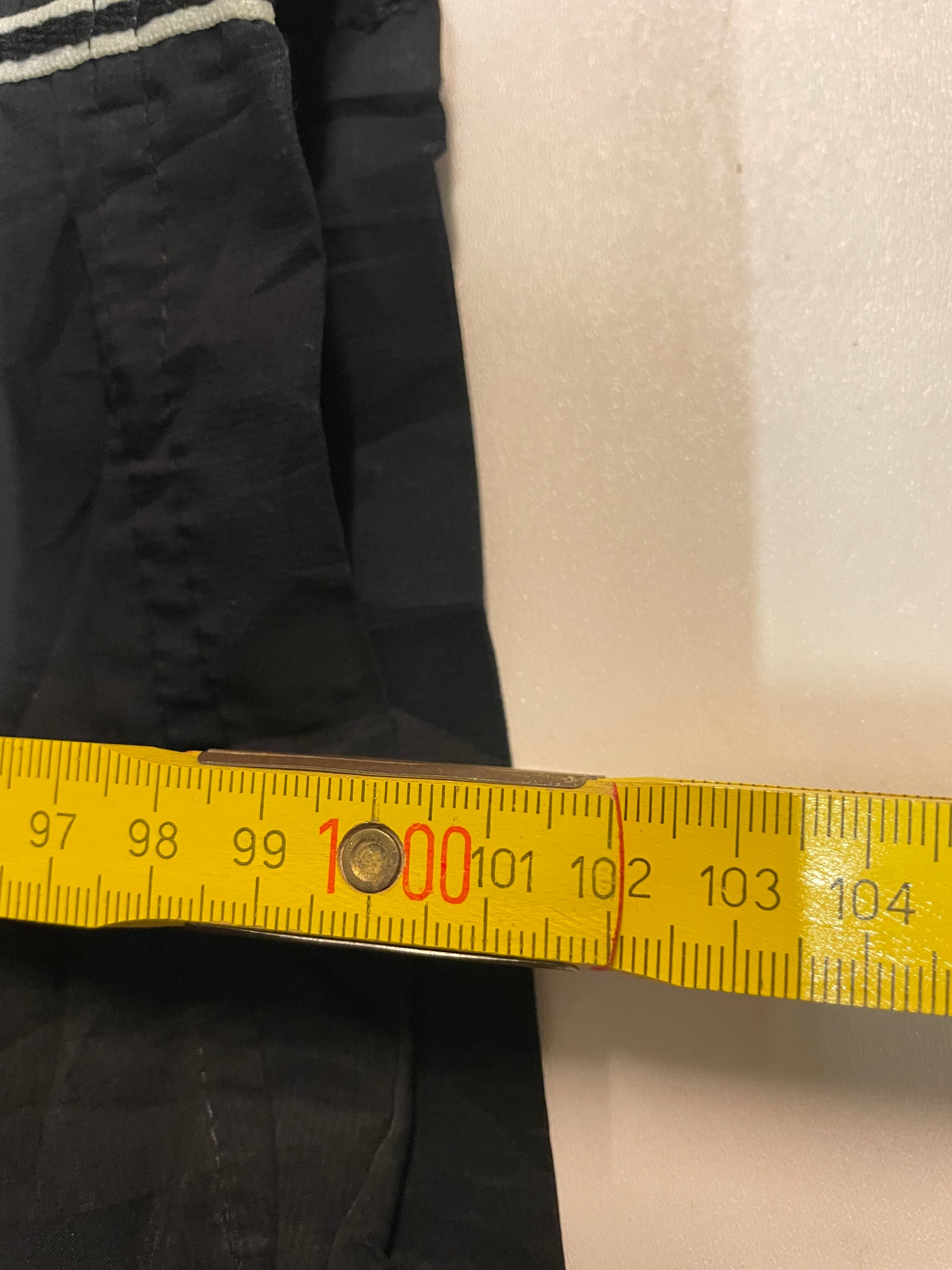 Entdecke unsere Vintage Track Pants von Nike und anderen Marken, erhältlich bei Valuxery.de - Dein Shop für trendige Vintage - Kleidung. Unsere Track Pants sind aus hochwertigen Materialien und