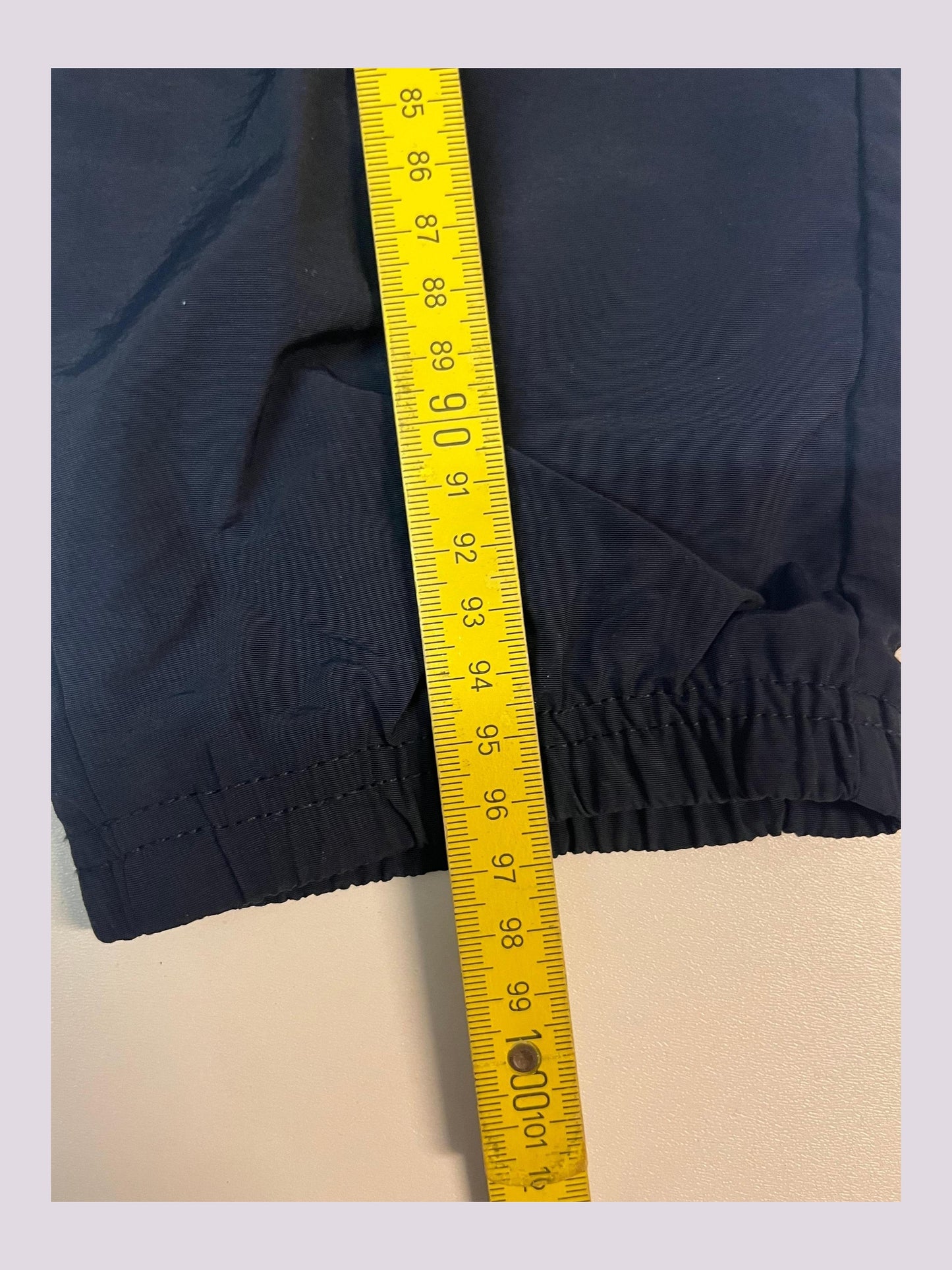 Entdecke unsere Vintage Track Pants von Nike und anderen Marken, erhältlich bei Valuxery.de - Dein Shop für trendige Vintage - Kleidung. Unsere Track Pants sind aus hochwertigen Materialien und