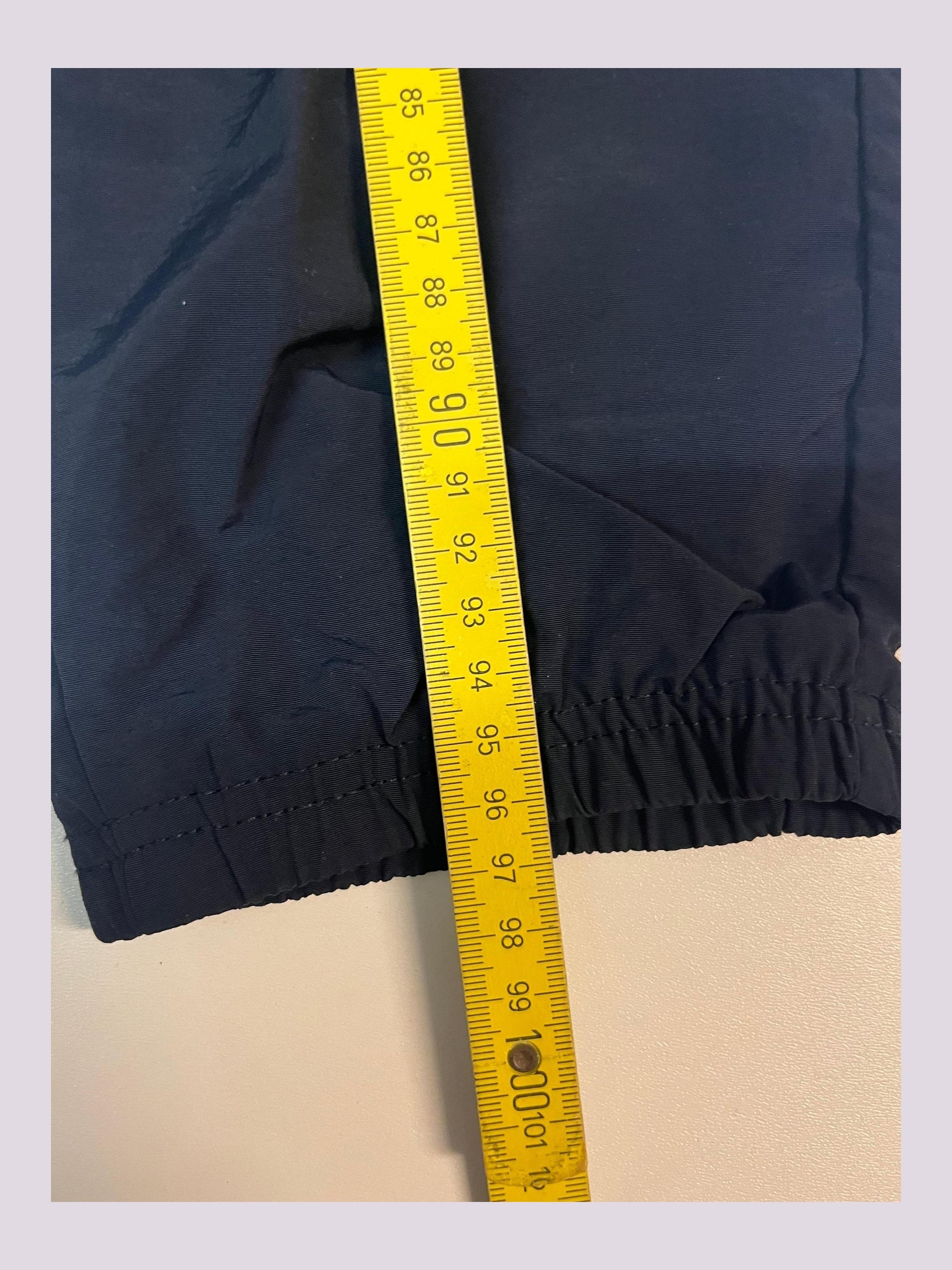 Entdecke unsere Vintage Track Pants von Nike und anderen Marken, erhältlich bei Valuxery.de - Dein Shop für trendige Vintage - Kleidung. Unsere Track Pants sind aus hochwertigen Materialien und