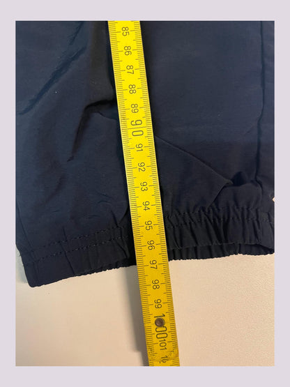 Entdecke unsere Vintage Track Pants von Nike und anderen Marken, erhältlich bei Valuxery.de - Dein Shop für trendige Vintage - Kleidung. Unsere Track Pants sind aus hochwertigen Materialien und